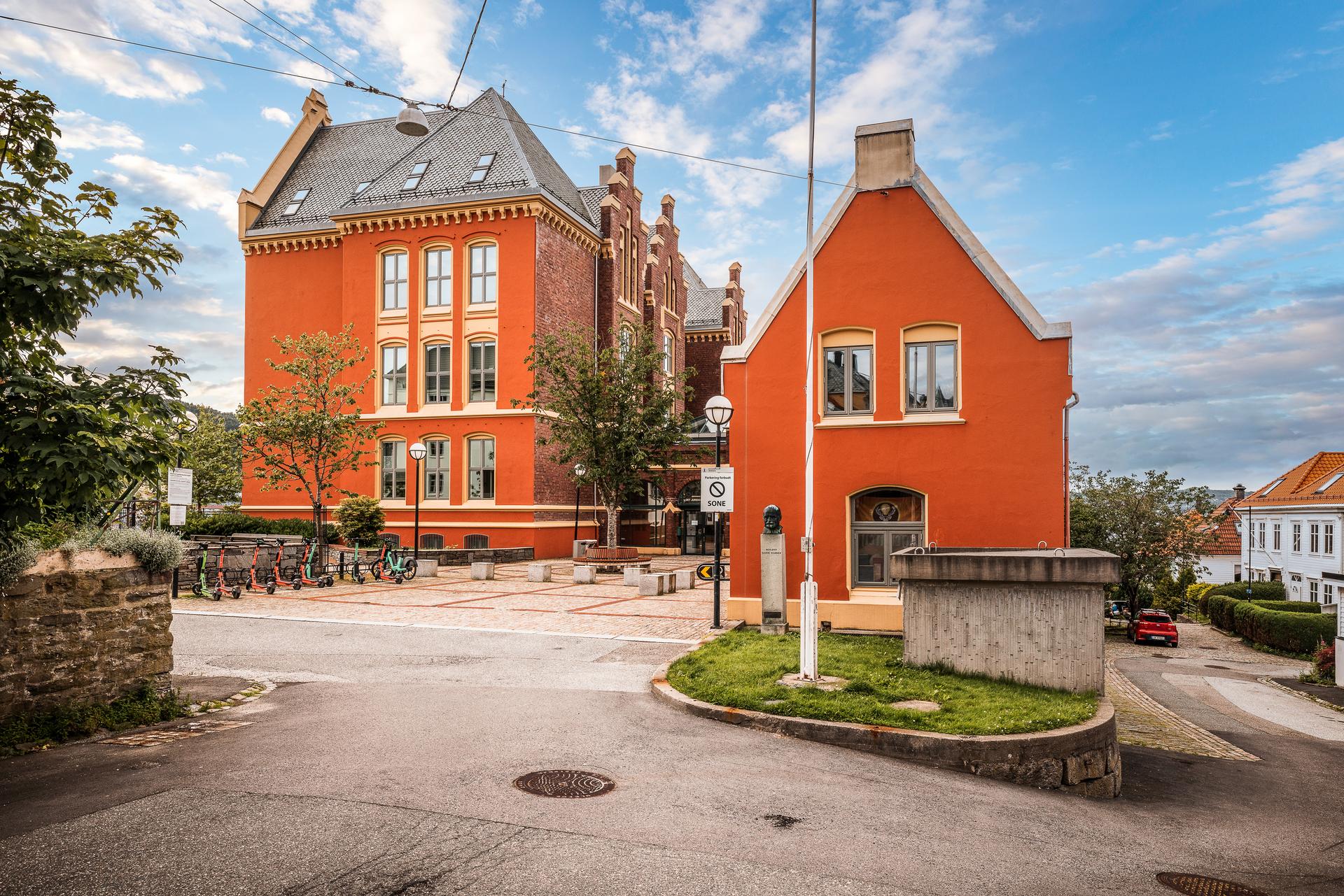 Til det Juridiske Fakultet, samt øvrige arbeids-og studieplasser på Høyden, har man meget kort spaseravstand. 