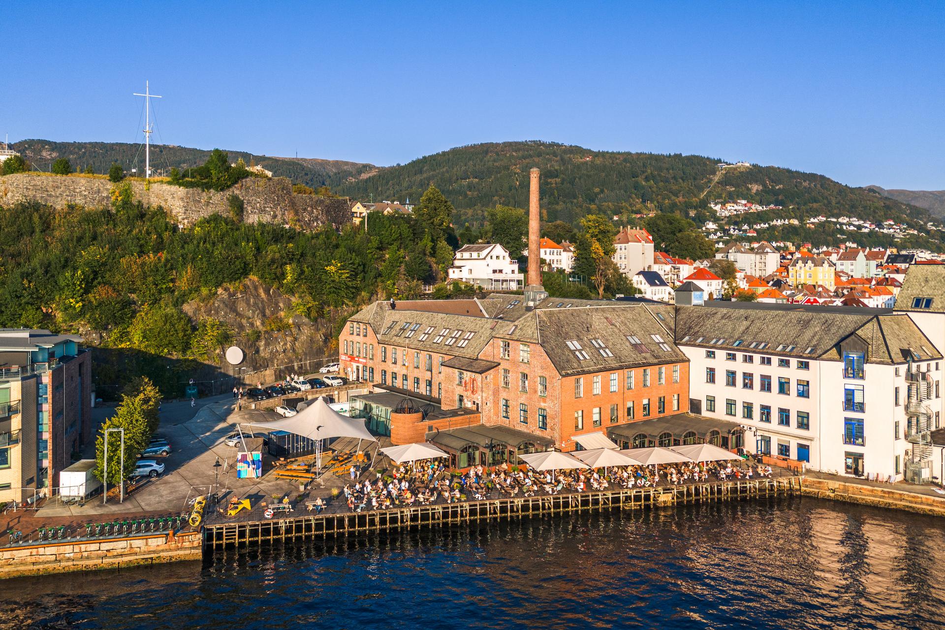 På fine sommerdager er det mange som legger turen til nærliggende Verftet for byens kanskje beste uteservering i sjøkanten, og ikke minst et rikholdig kulturtilbud. 