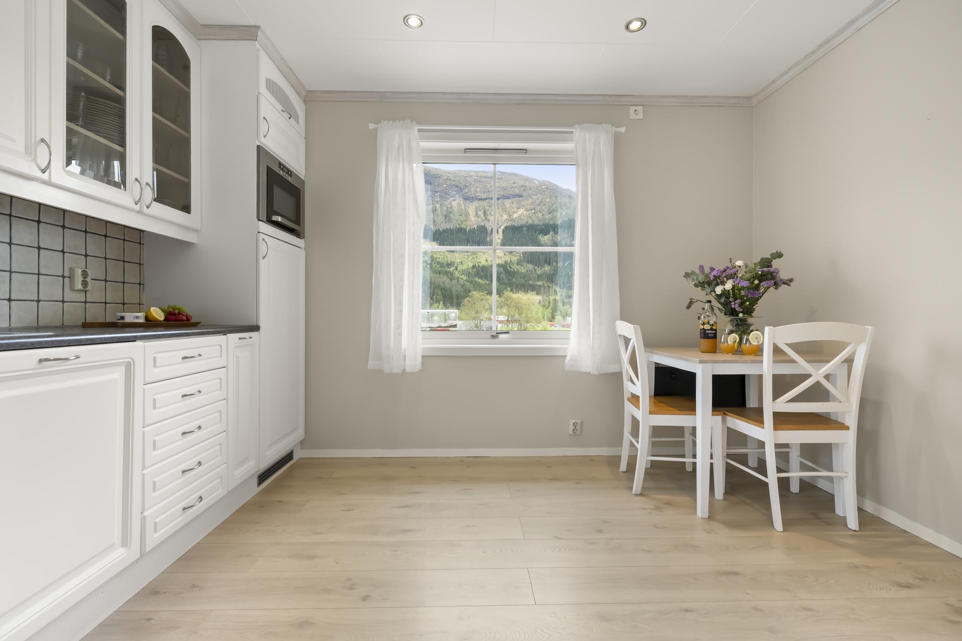 - Kjøkkenet er på 12,5m2 og har god plass til sittegruppe -