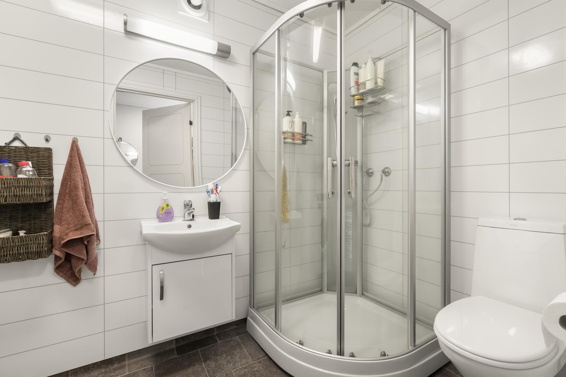 - Badet er på ca 4,5m2 og er innredet med toalett, dusjkabinett, enkel innredning med servant, speil og opplegg til vaskemaskin - 