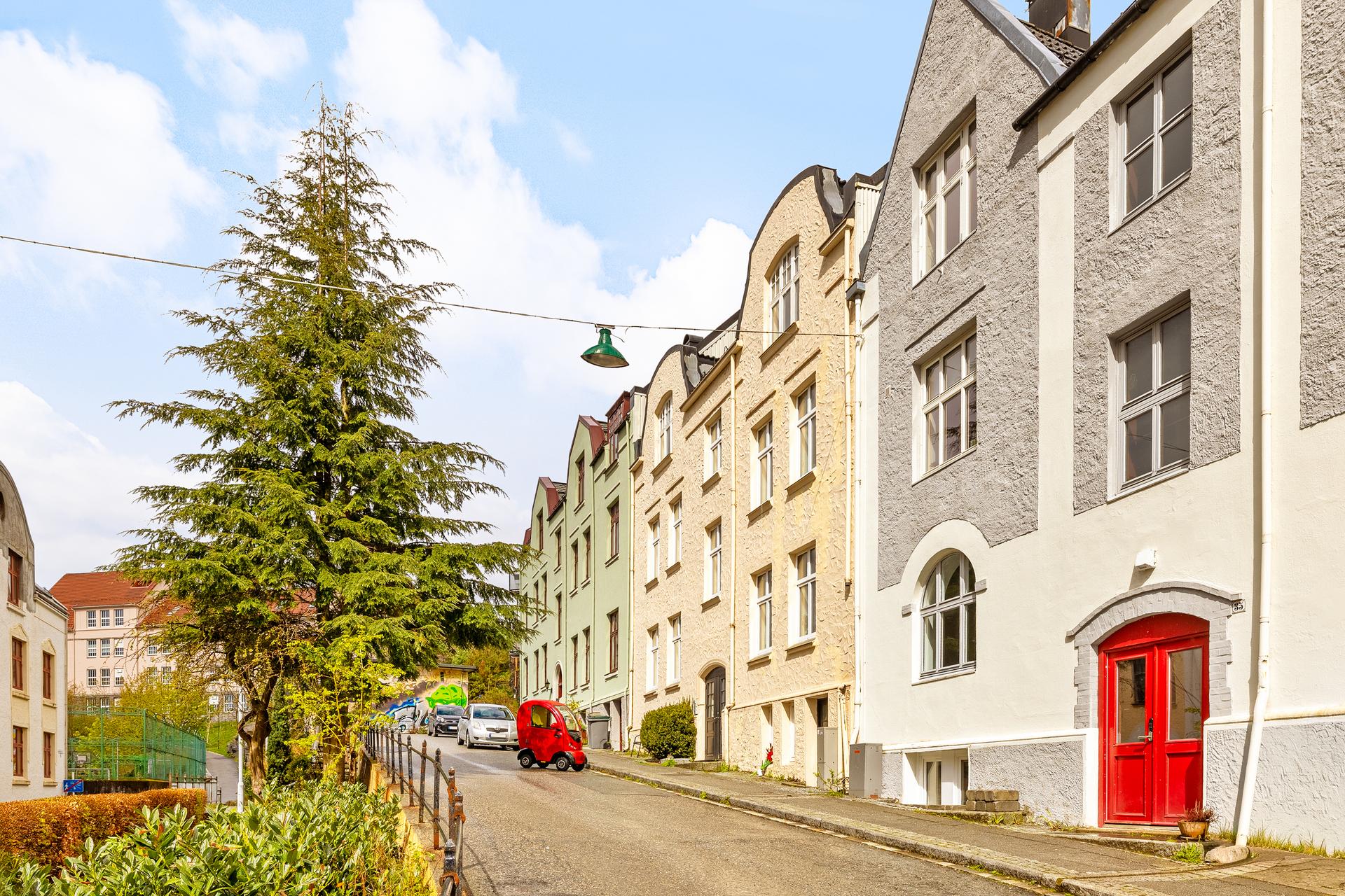 Bygningen har tilsammen 6 leiligheter over tre etasjer + uinnredet kjeller og uinnredet loft. 