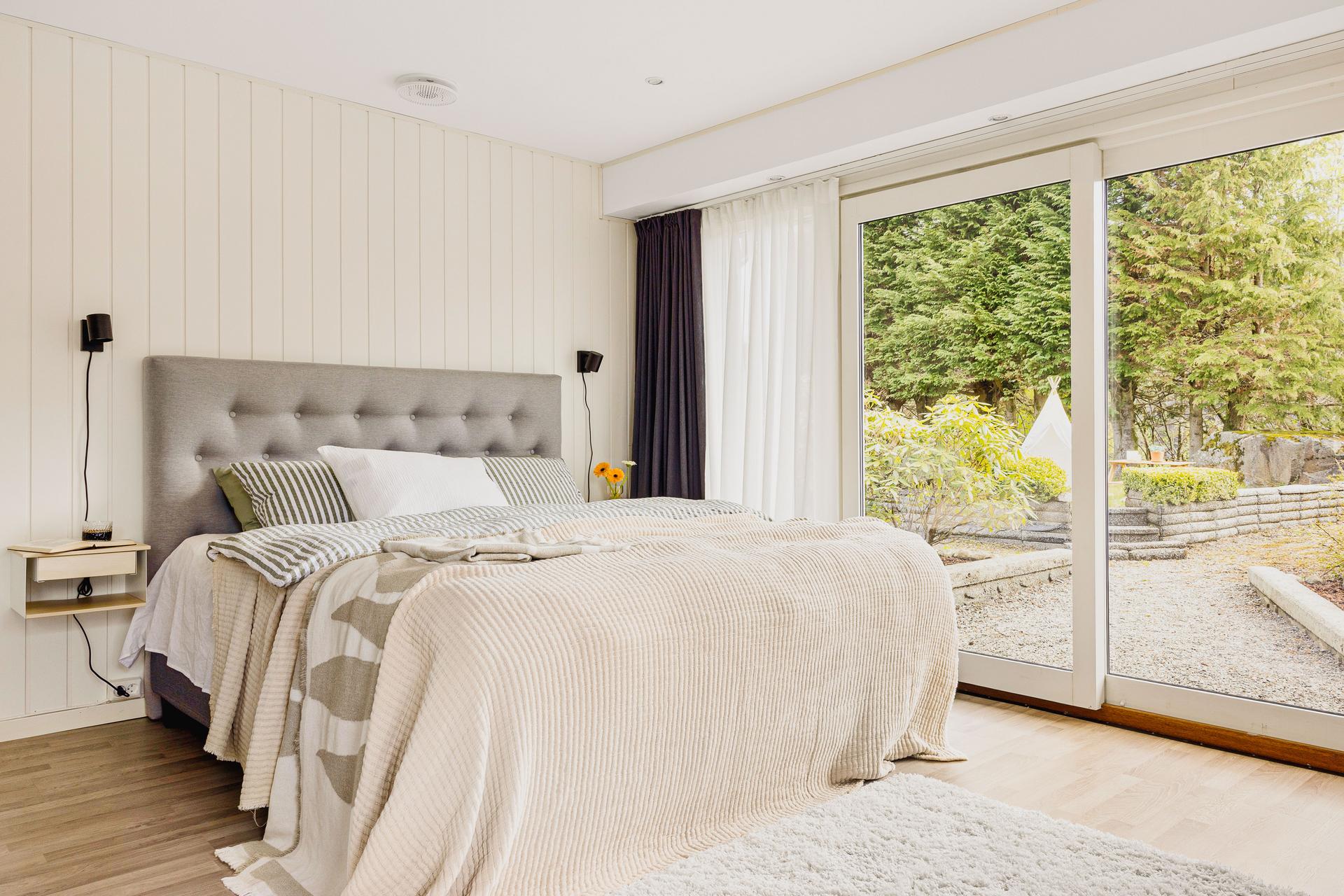 Foreldrerommet måles til18,6 m² fremstår som en rolig og privat retreat med god plass til både dobbeltseng, garderobeløsninger og tilhørende møblering. 