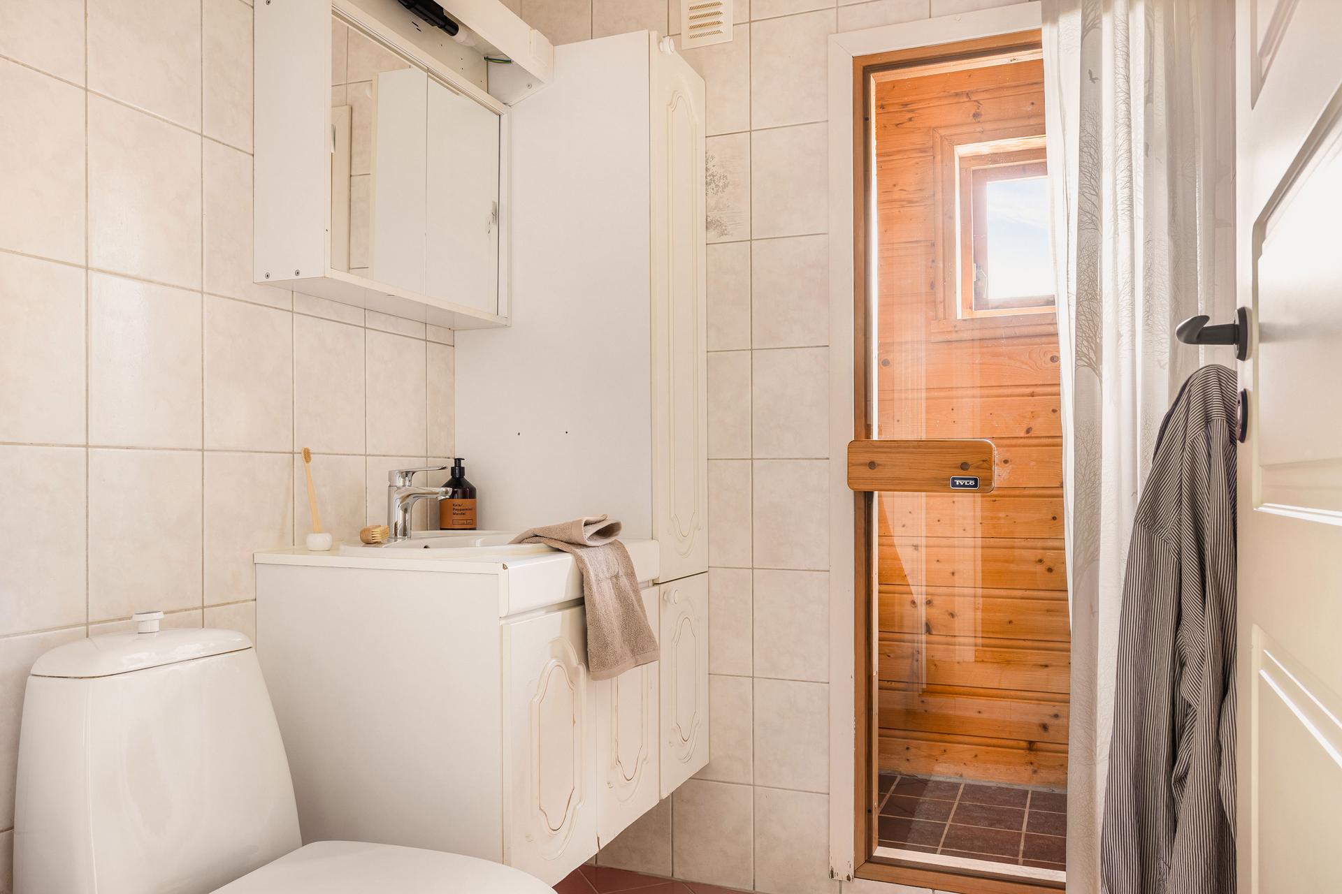 Boligen har badstu i tilknytning til badet, noe som gir spennende muligheter for å etablere en lun velværeavdeling i hjemmet. Det er per i dag ikke installert badstuovn.