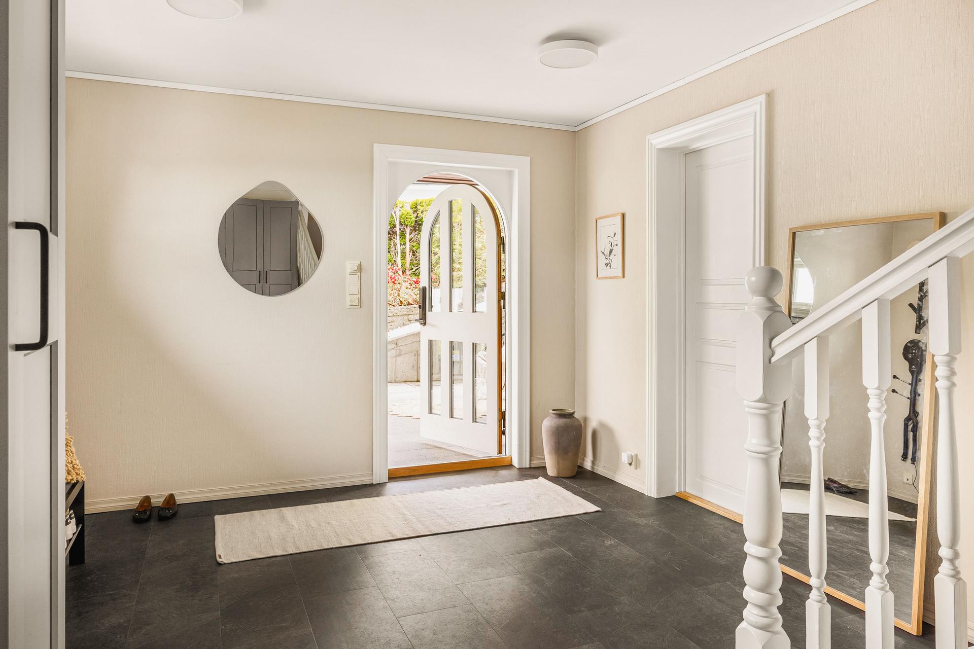 Den romslige entréen på 18,2 m² gir svært gode garderobemuligheter og god plass til å ta imot gjester på en elegant måte.