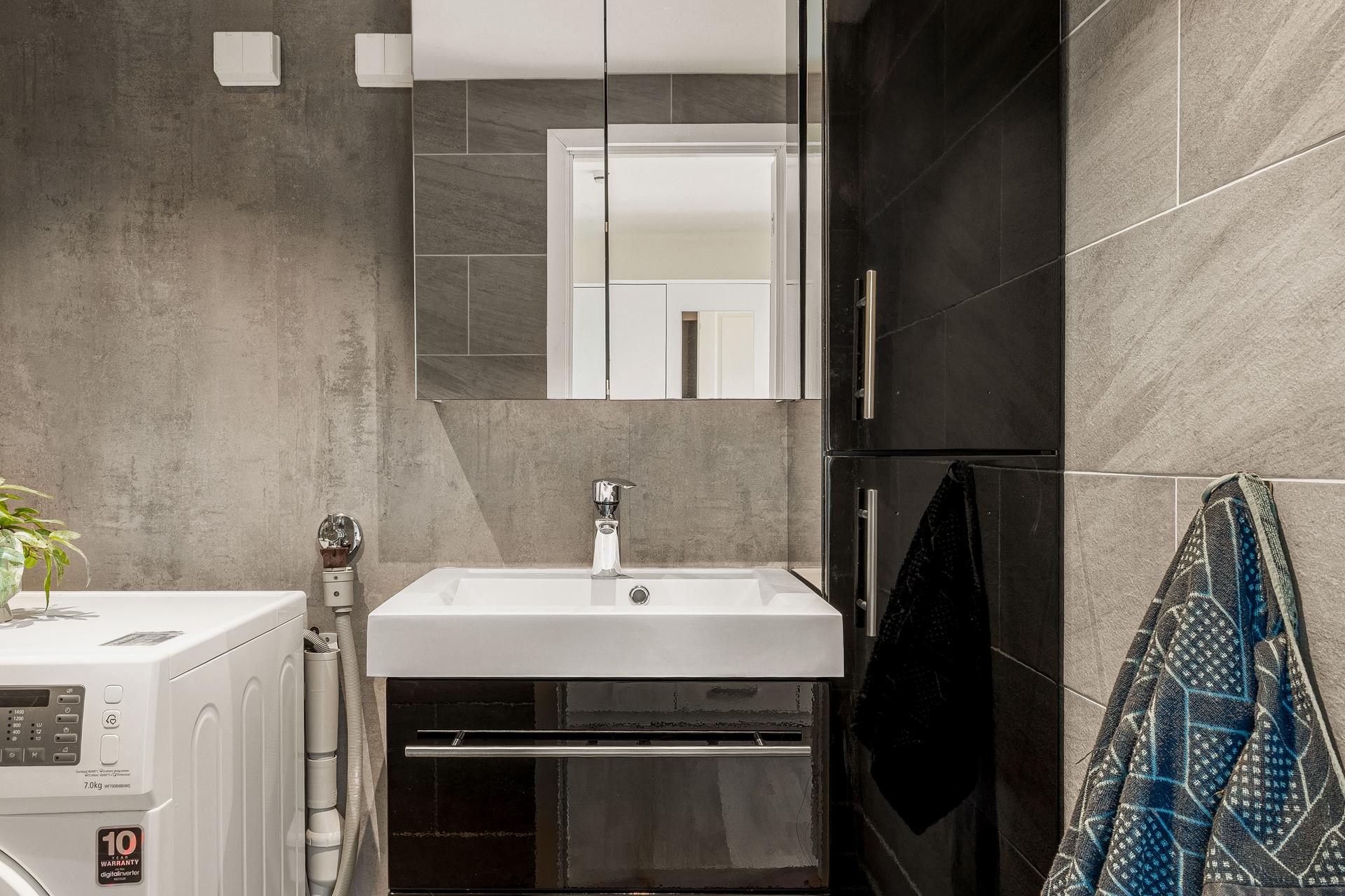 Badet ble oppgradert i 2021 og har også plass og opplegg for vaskemaskin. 