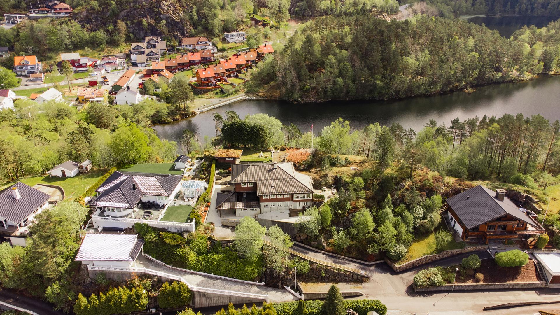Fra boligen er det kort vei til vannkanten ved populære Storavatnet og Krohnegården.