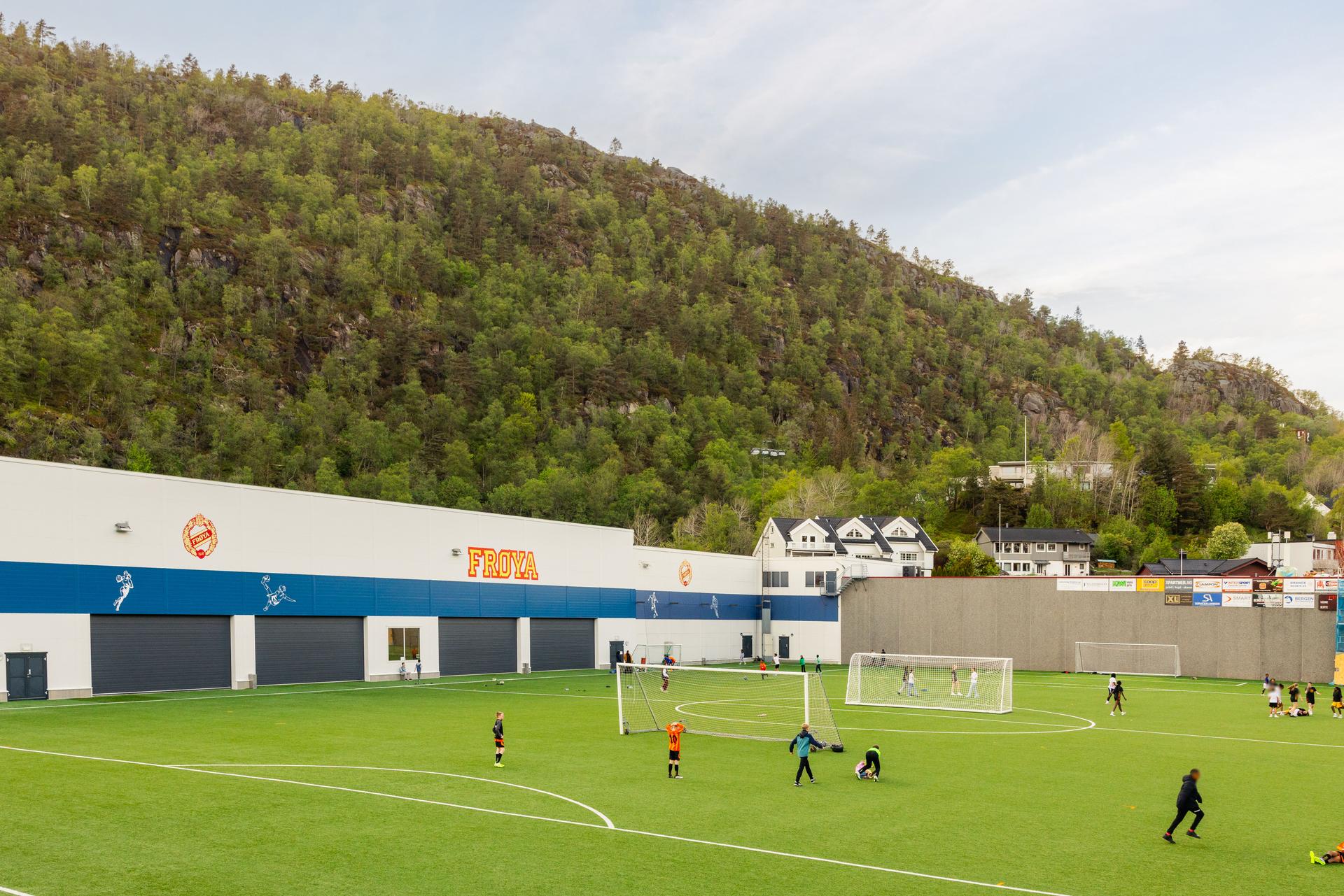 Fra boligen er det kort vei til Frøya idrettspark med fotballbaner, idrettshall og gode aktivitetstilbud for barn og unge.