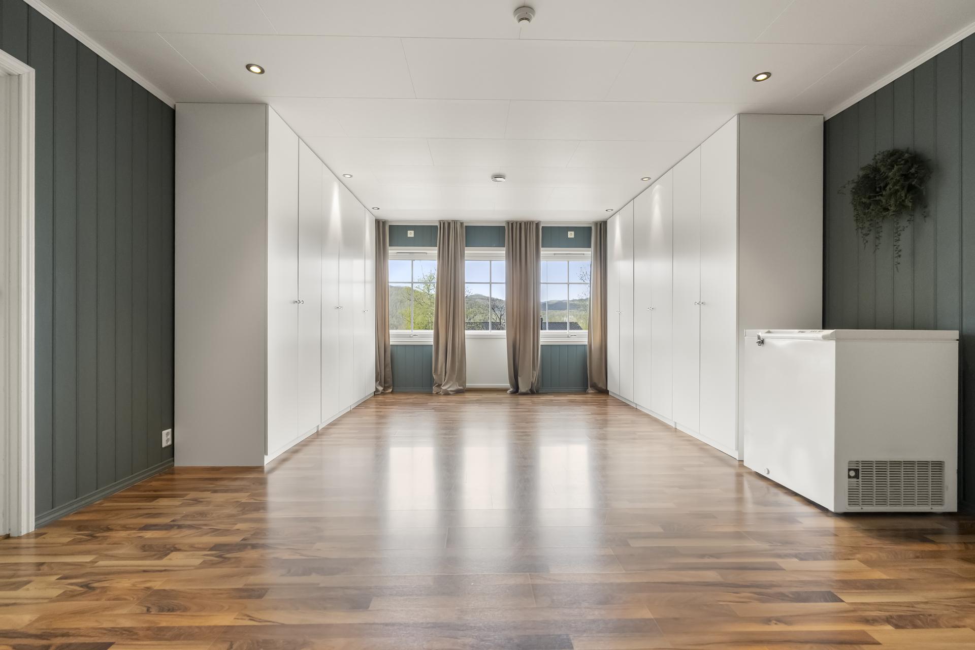 - Stor og romslig loftstue med utgang til balkong på 8,5m2 - 