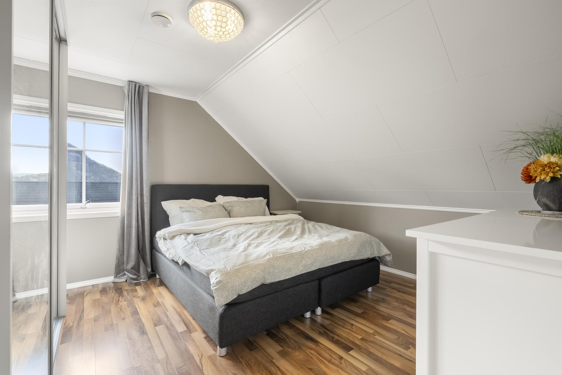 - Soverom 3 har skyvedørsgarderobe med speil -