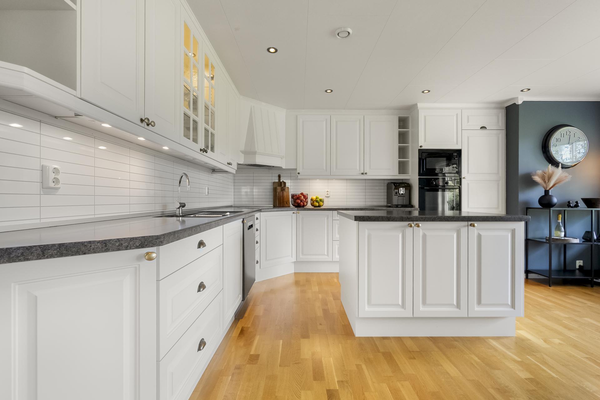 - Kjøkkenet har rikelig med benk- og skapplass. På vegg over benkeplate er det montert kitchenboard -