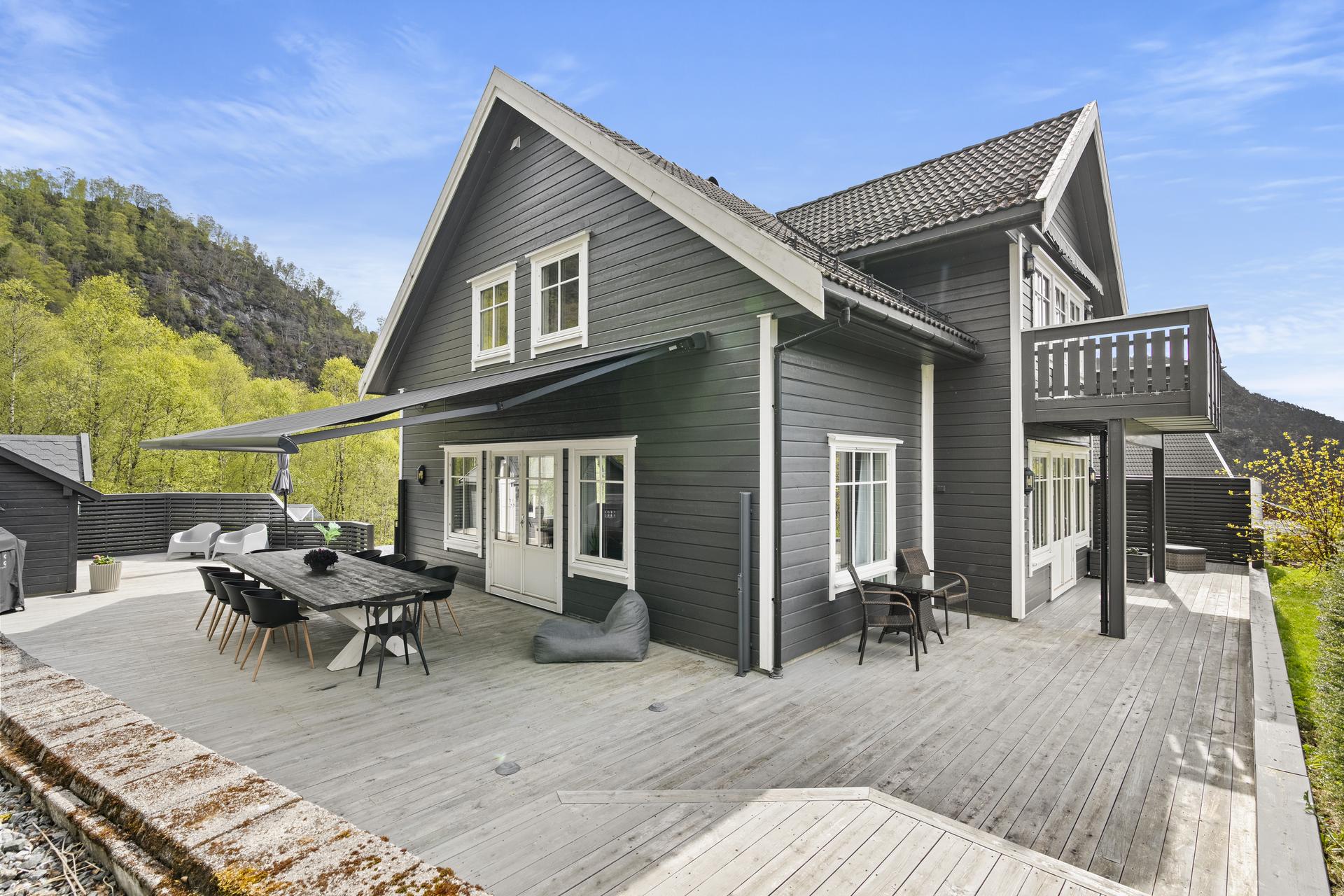 - Eiendommen har flere solrike uteplasser - 