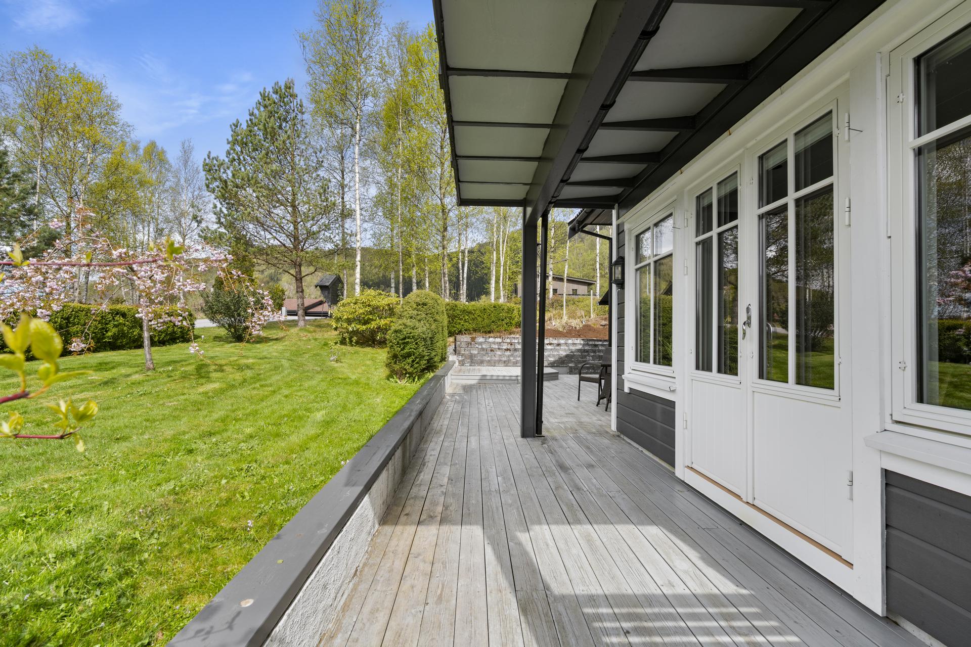 - Utgang fra kjøkken er det delvis overbygd terrasse - 