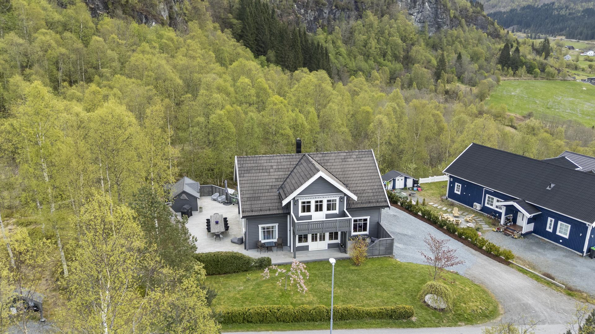 - Det er flere fine turmuligheter i området, samt kort vei til fiske og bading. Det ca 9 km til Dale sentrum med daglige fasiliteter - 