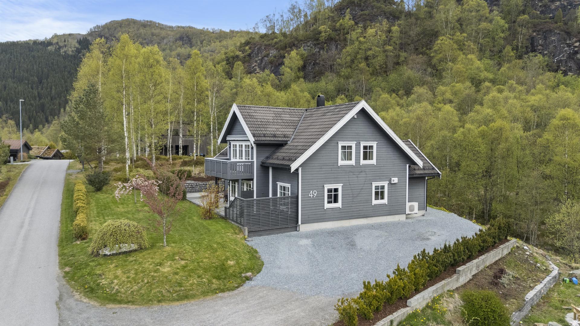 - Tunet er pent opparbeidd med gruslagt tun, romslig platting og stor hage med bed og beplantning - 