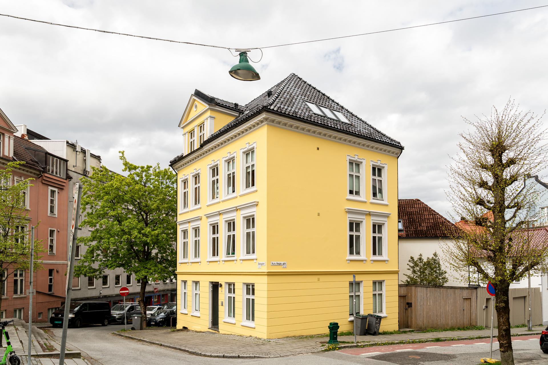 Dette populære nabolaget rommer mennesker i alle livets faser – barneføtter som løper over gatetunet, studenter med kaffe i hånden og framtidsdrømmer i blikket, par som etablerer seg, og eldre bergensere som har fulgt gatens rytme gjennom tiår. 