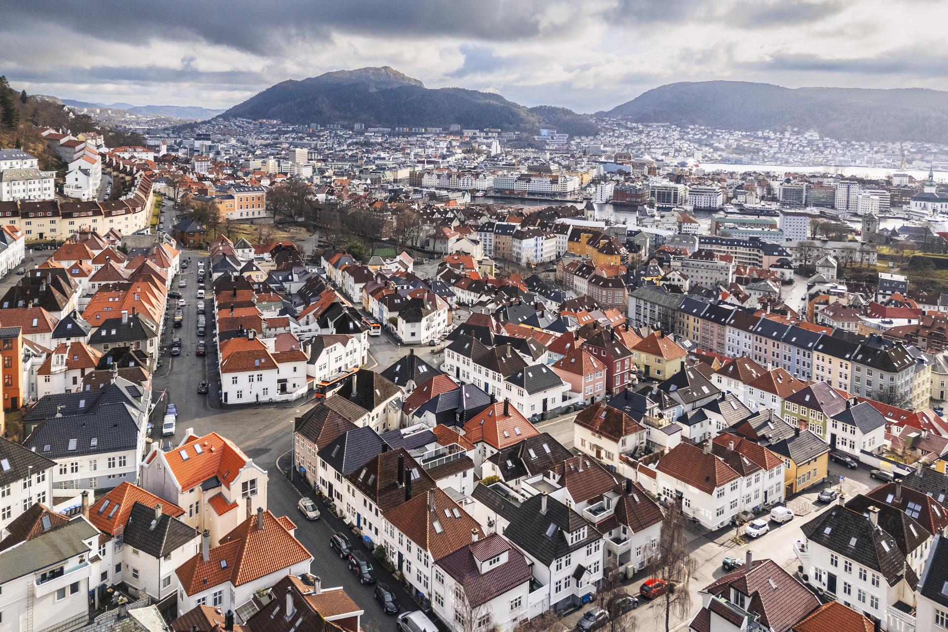 Denne beliggenheten burde innfri de fleste ønsker og behov, og den gode atmosfæren i området bør oppleves. Det kan påstås at Sandviken er det perfekte område å bosette seg i, uavhengig av aldersgruppe og livsfase. Velkommen til visning!