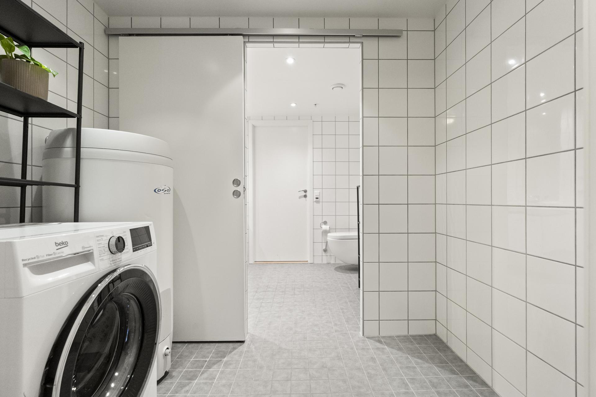 - Praktisk med enkel tilgang fra bad til vaskerom -