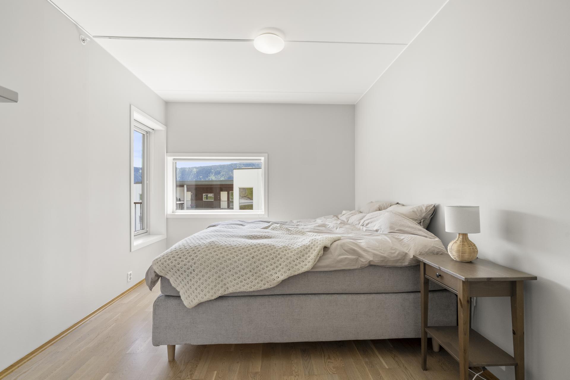 - Hovedsoverom har flere innredningsmuligheter med to innganger (skyvedør) -