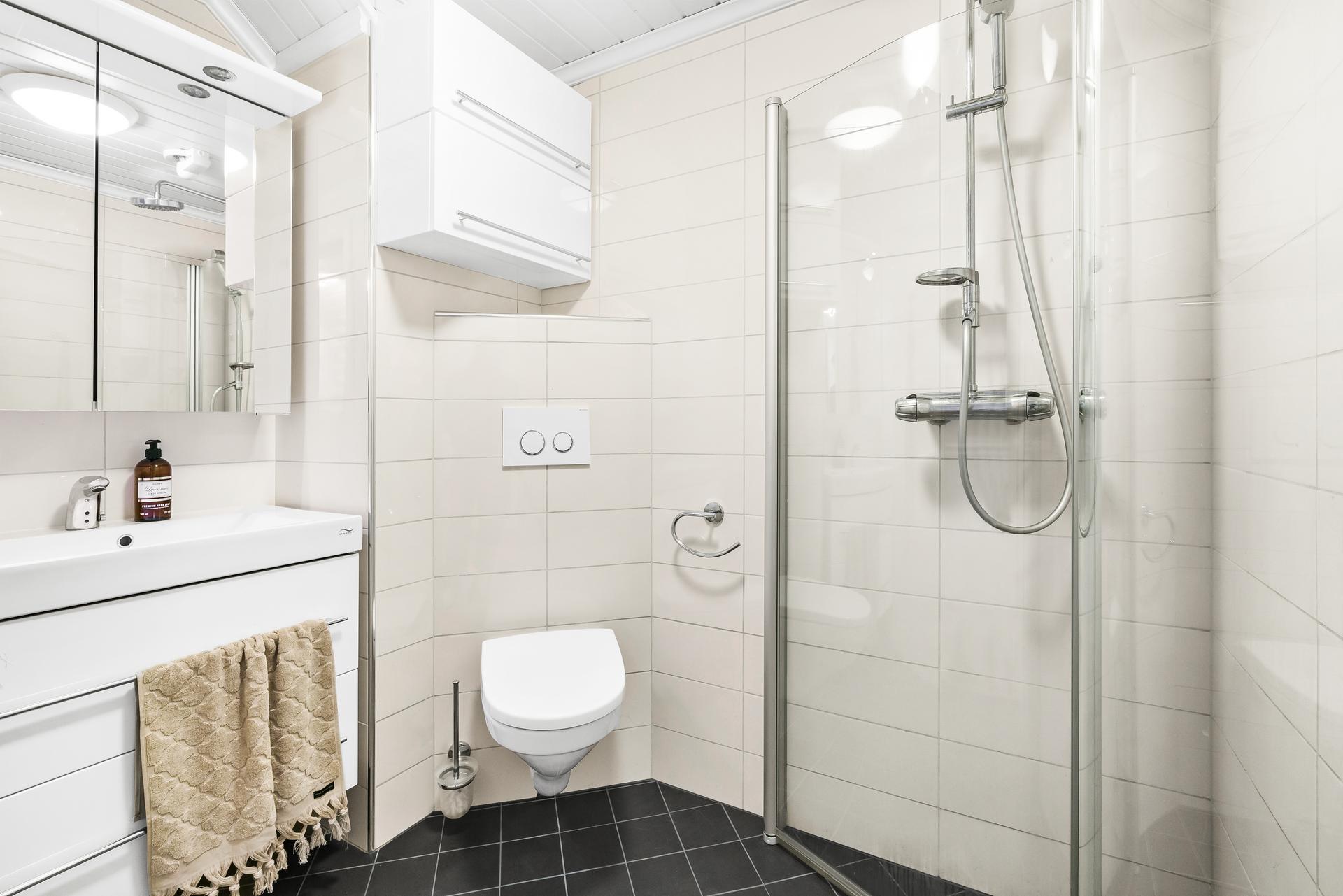 - Badet på loft er renovert i 2009/2010 i lys og helfliset utførelse -