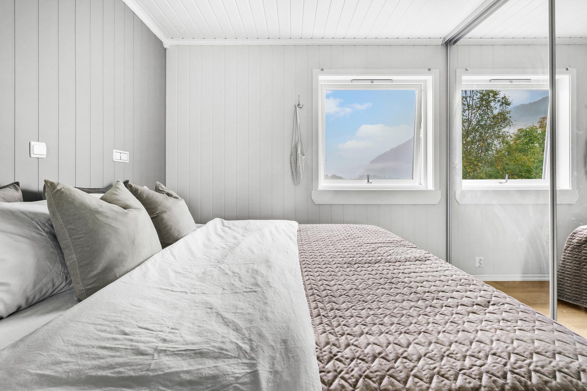 - Soverom med skyvedørsgarderobe i 1. etg - 