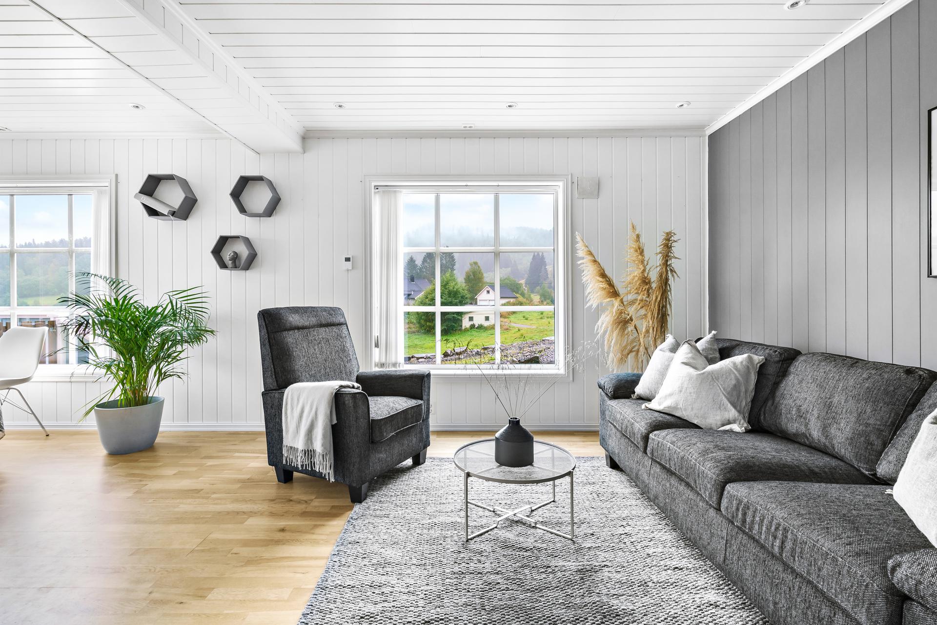 - I 1. etg og  2.etg er det vannbåren varme som gir en behagelig og lun varme året rundt. Siden bildet ble tatt er stuen malt i en beige farge -