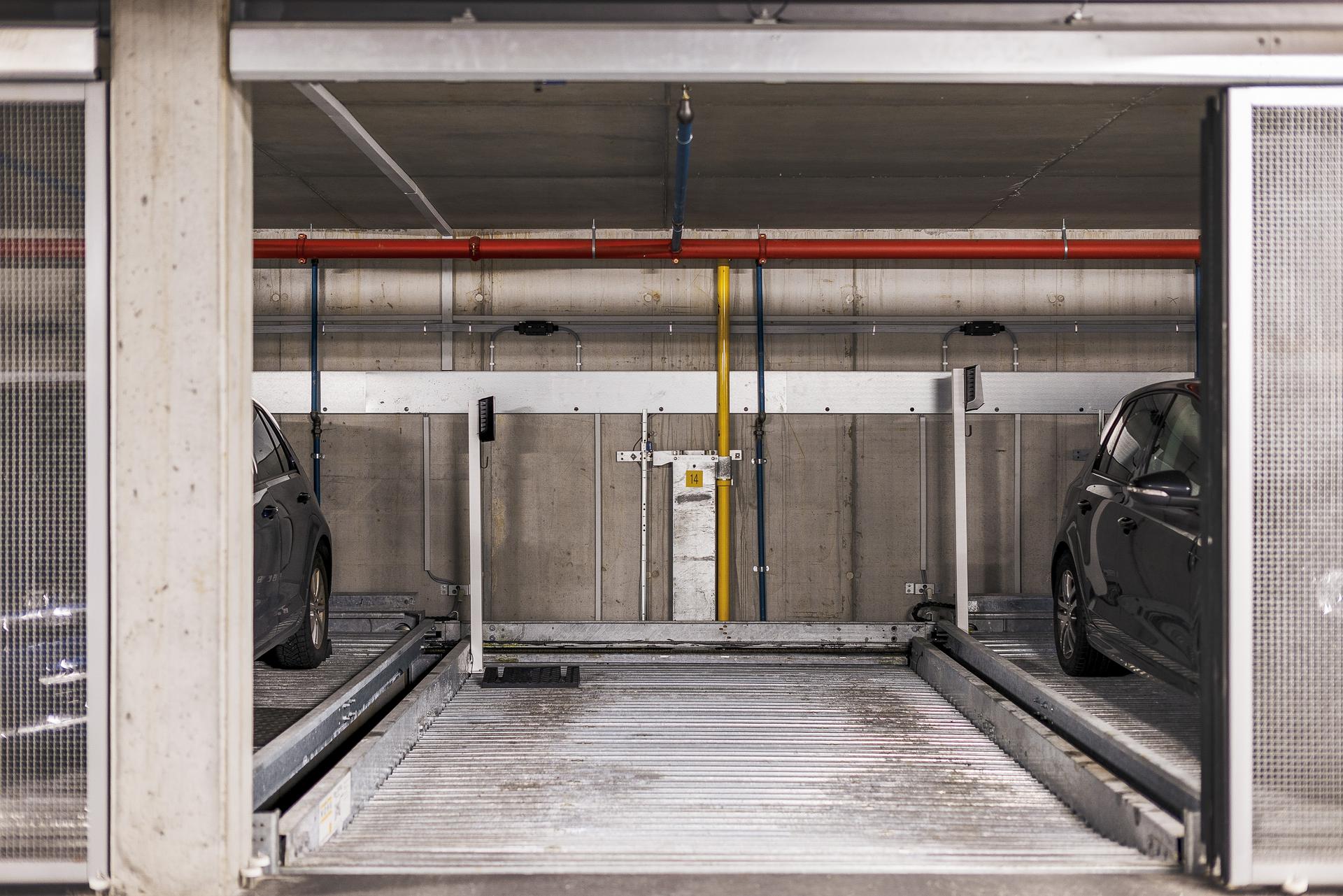 Leiligheten har egen garasjeplass i fellesanlegget. Det er lagt frem til installasjon av valgfri ladeboks. Sameiet tilbyr i tillegg gjesteparkeringer, slik at venner og familie alltid har en praktisk plass når de kommer på besøk.