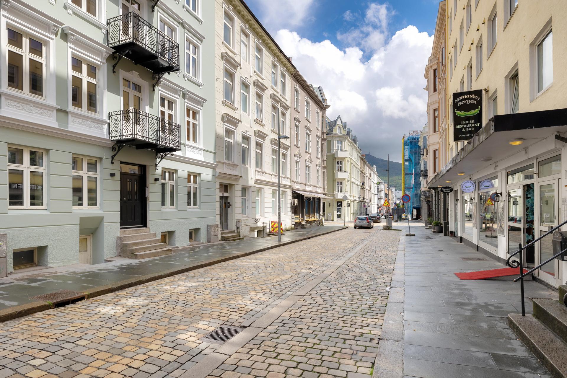 Her bor du i en bygård som er omfattende oppgradert med nytt tak, nye vinduer, ny fasade, nytt elektrisk anlegg, nytt vann- og avløpssystem samt moderne ventilasjonsløsninger.