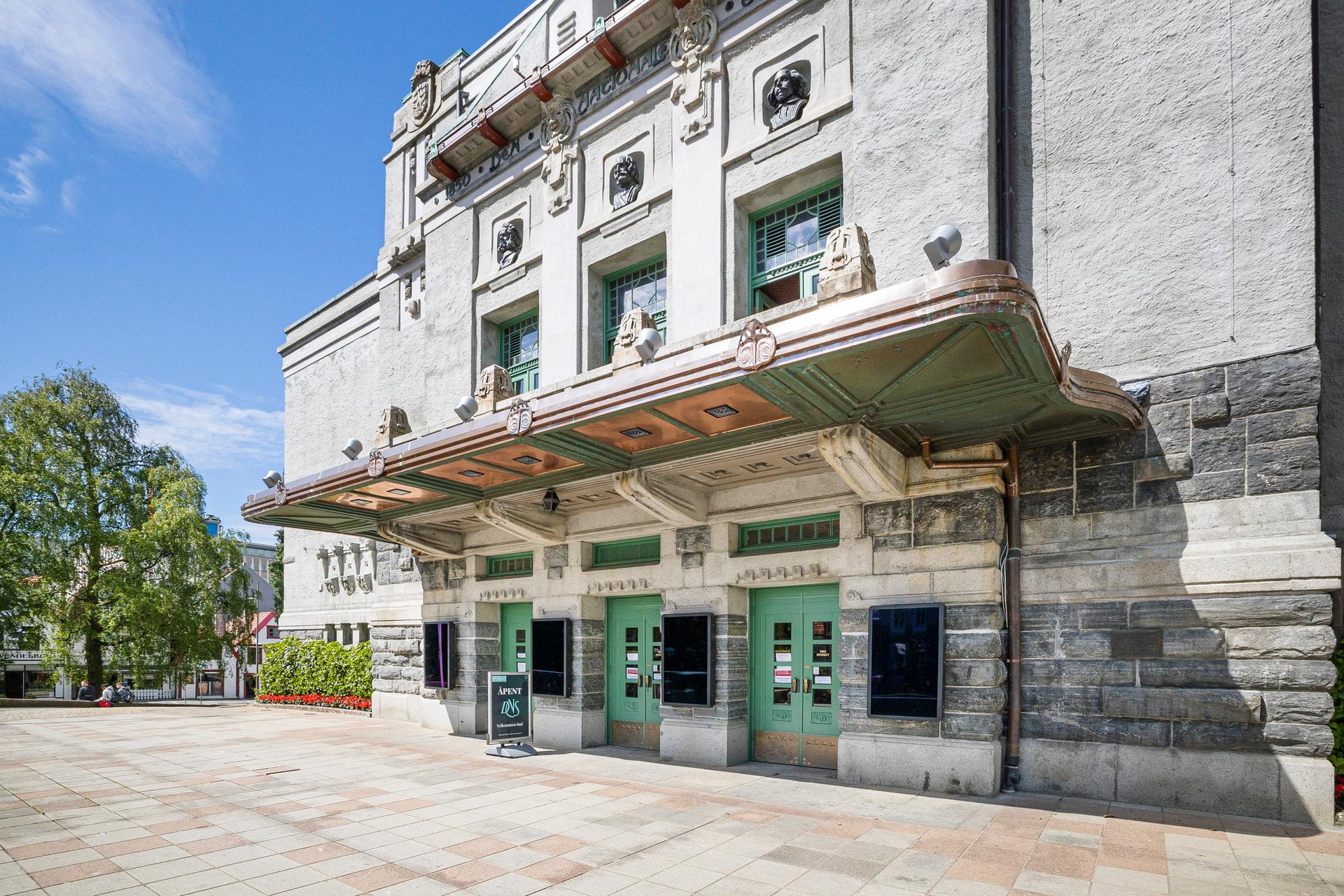 Kun få minutters gange fra boligen ligger Den Nationale Scene – et av Norges eldste og mest anerkjente teatre, med et bredt kulturtilbud gjennom hele året.