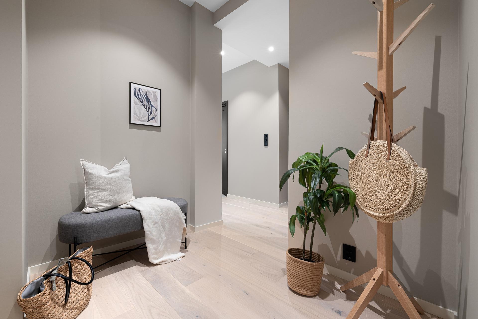 Boligen er utstyrt med balansert ventilasjonsanlegg med varmegjenvinning som sikrer et godt inneklima året rundt.