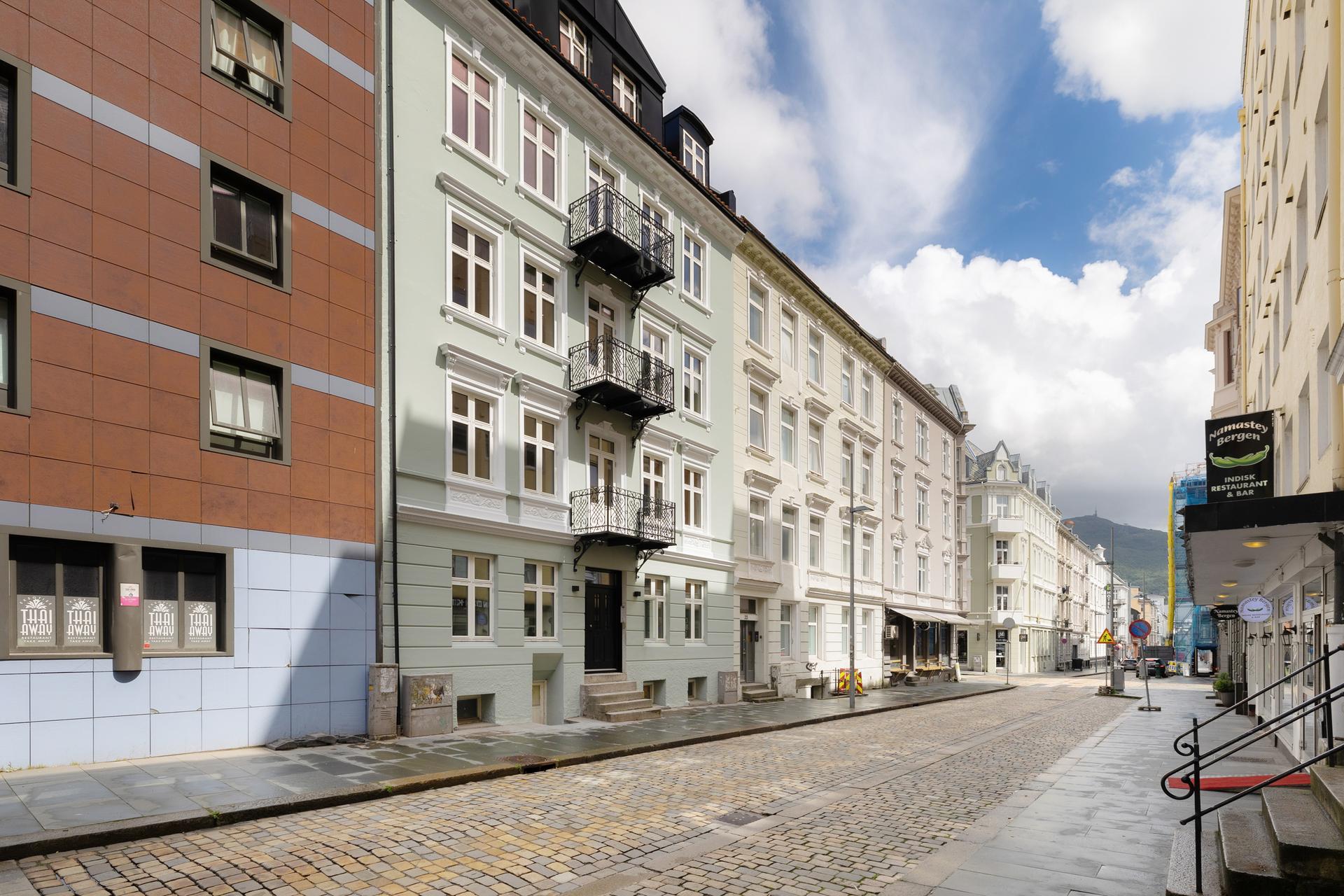 Her bor du i en bygård som er omfattende oppgradert med nytt tak, nye vinduer, ny fasade, nytt elektrisk anlegg, nytt vann- og avløpssystem samt moderne ventilasjonsløsninger.