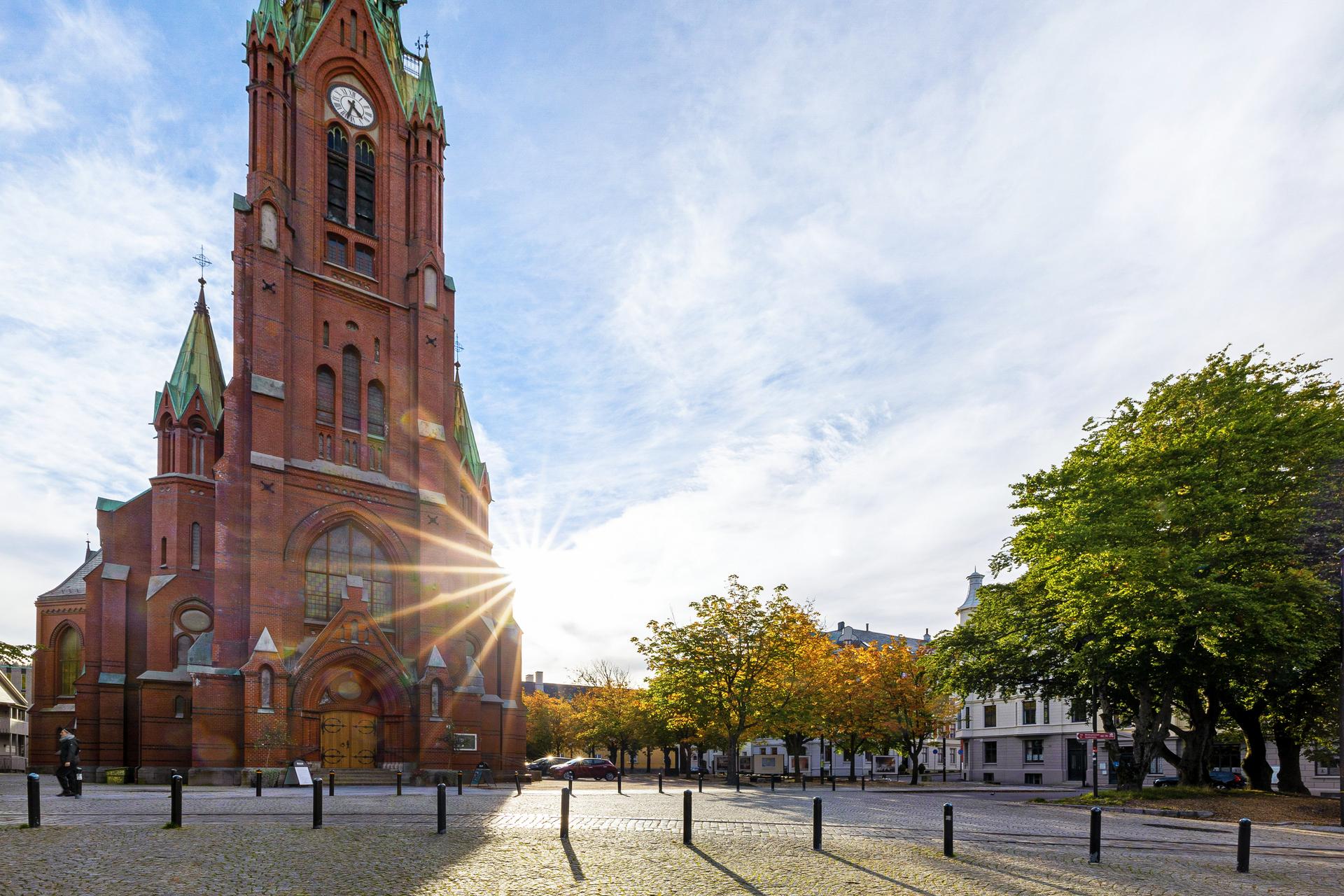 Johanneskirken er et av Bergens mest ikoniske landemerker og ligger kun få minutters gange fra boligen. Området byr på vakker arkitektur, hyggelige møteplasser og en særegen byatmosfære.