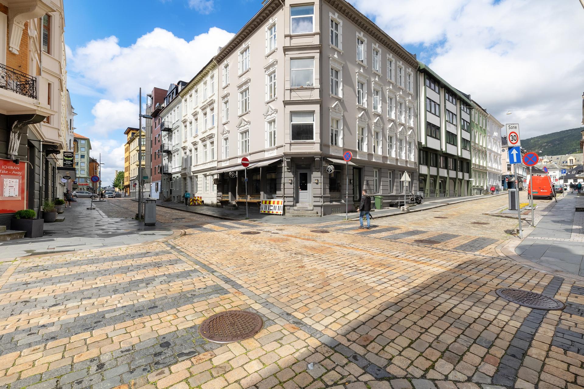 Fasaden er rehabilitert, pusset og malt, noe som gir bygget et flott og velholdt uttrykk.