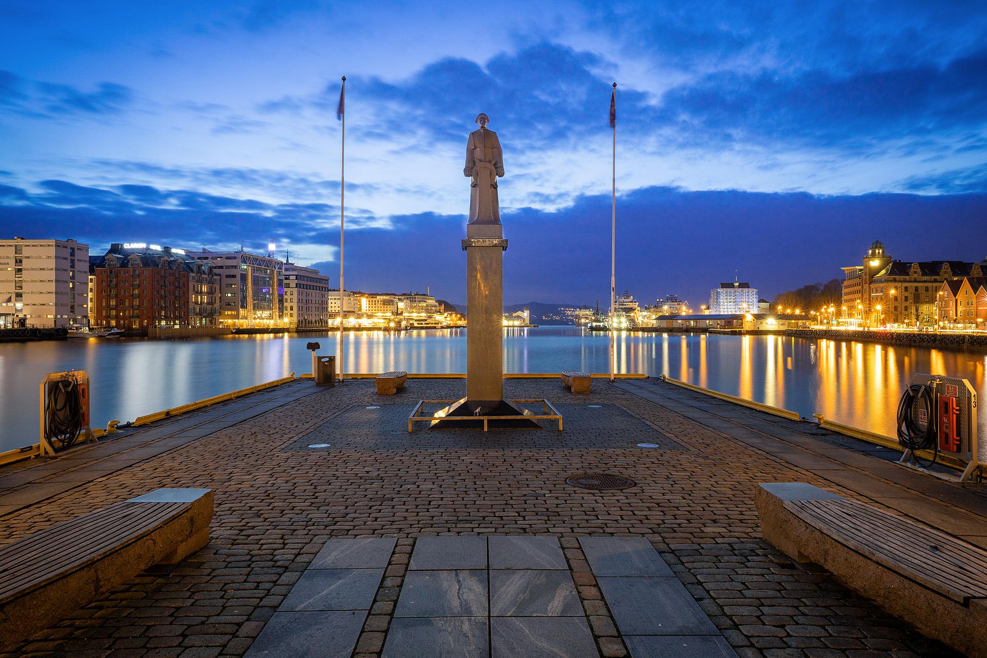 En sjelden mulighet til å sikre seg en moderne og tilnærmet ny leilighet i en klassisk Bergensgård med attraktiv sentrumsbeliggenhet. Velkommen til visning! 