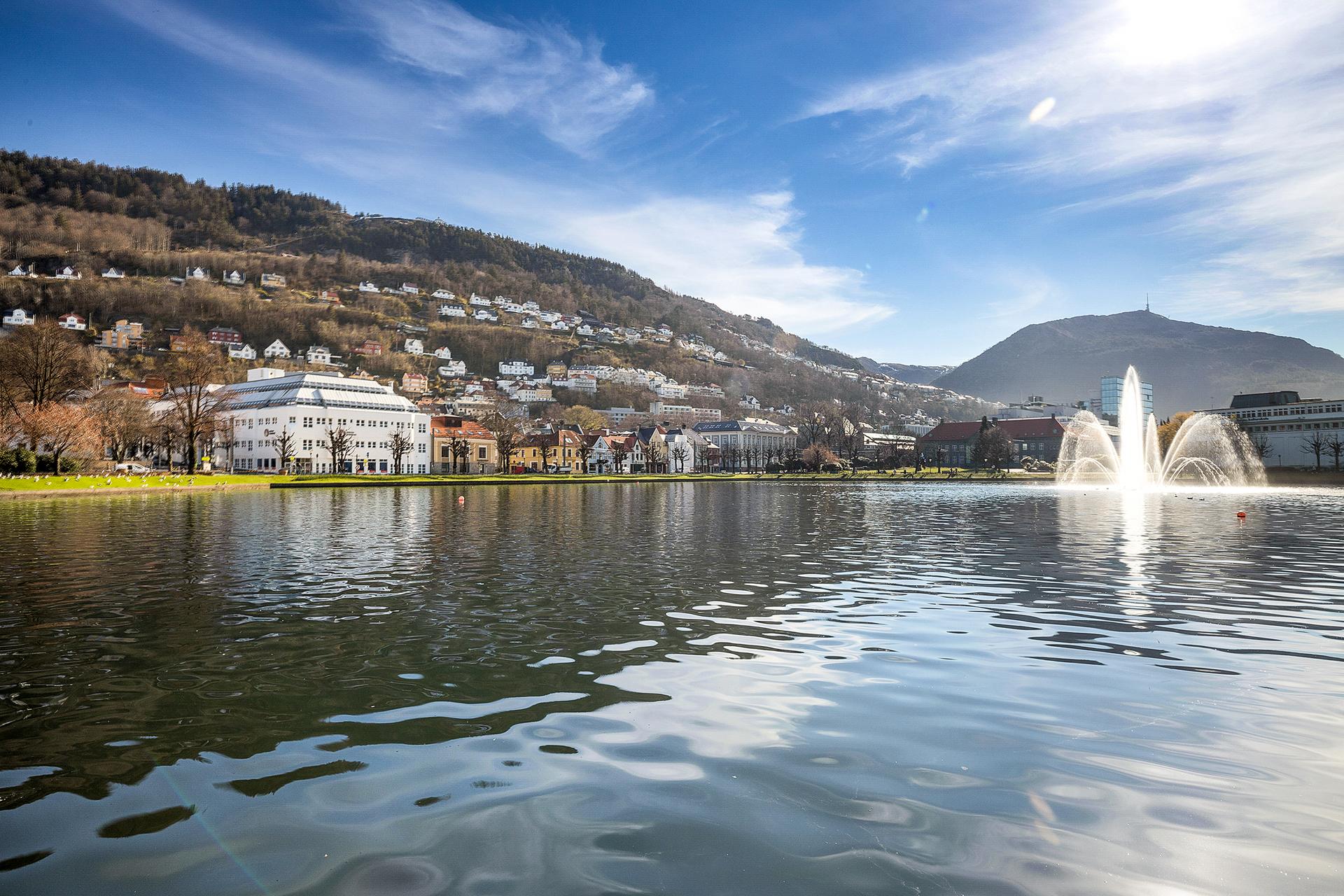 Fra boligen er det kort vei til Lille Lungegårdsvann – et populært rekreasjonsområde midt i Bergen sentrum, omgitt av vakker arkitektur, kulturtilbud og grønne omgivelser.
