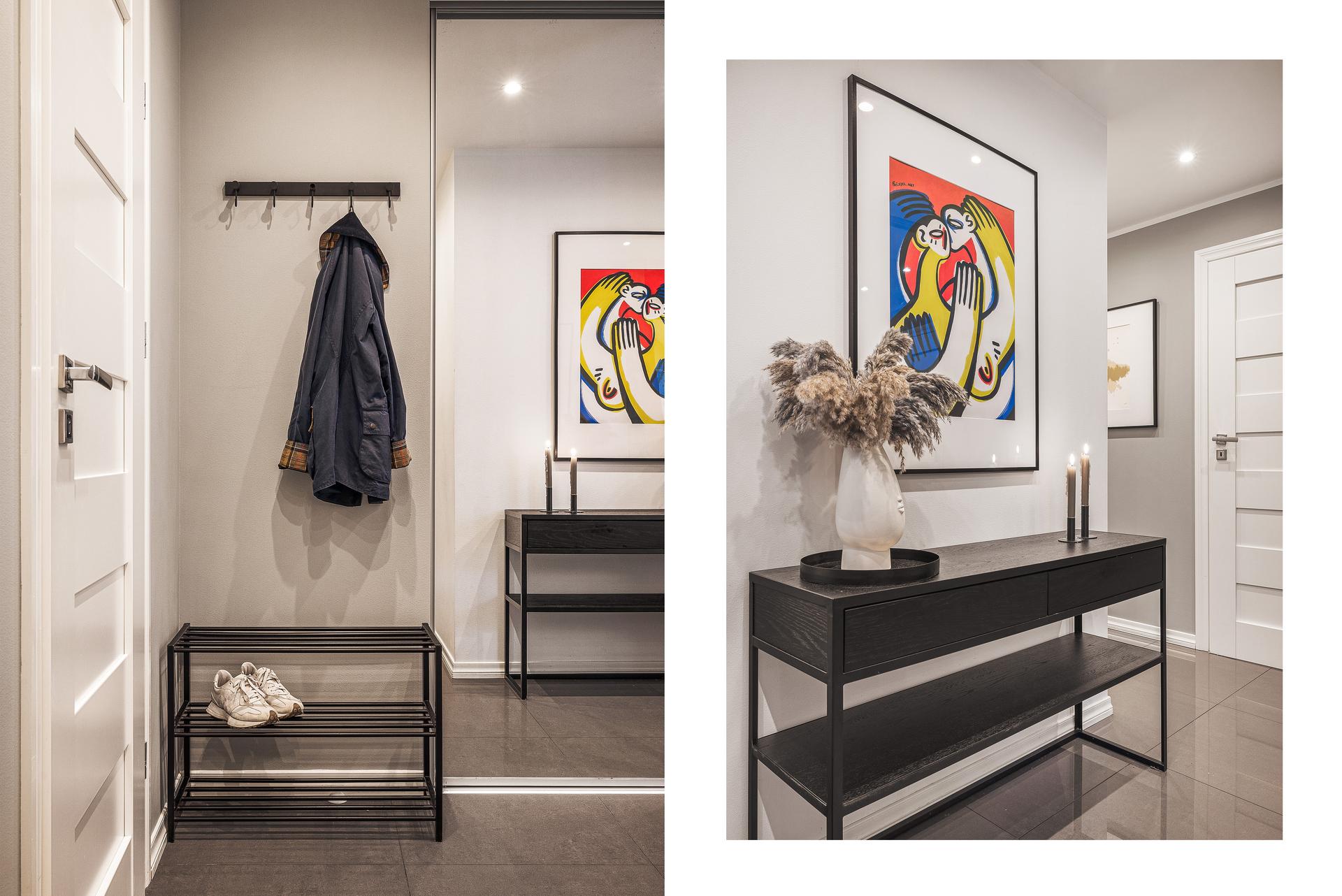 Leiligheten har som nevnt en innbydende gang med stilrene fliser på gulv, samt varmekabler. Videre er det utmerket oppbevaringsplass i en stor skyvedørsgarderobe med speilfronter, porttelefon med kamera, og nøkkelfri tilkomst med kodelås. 
