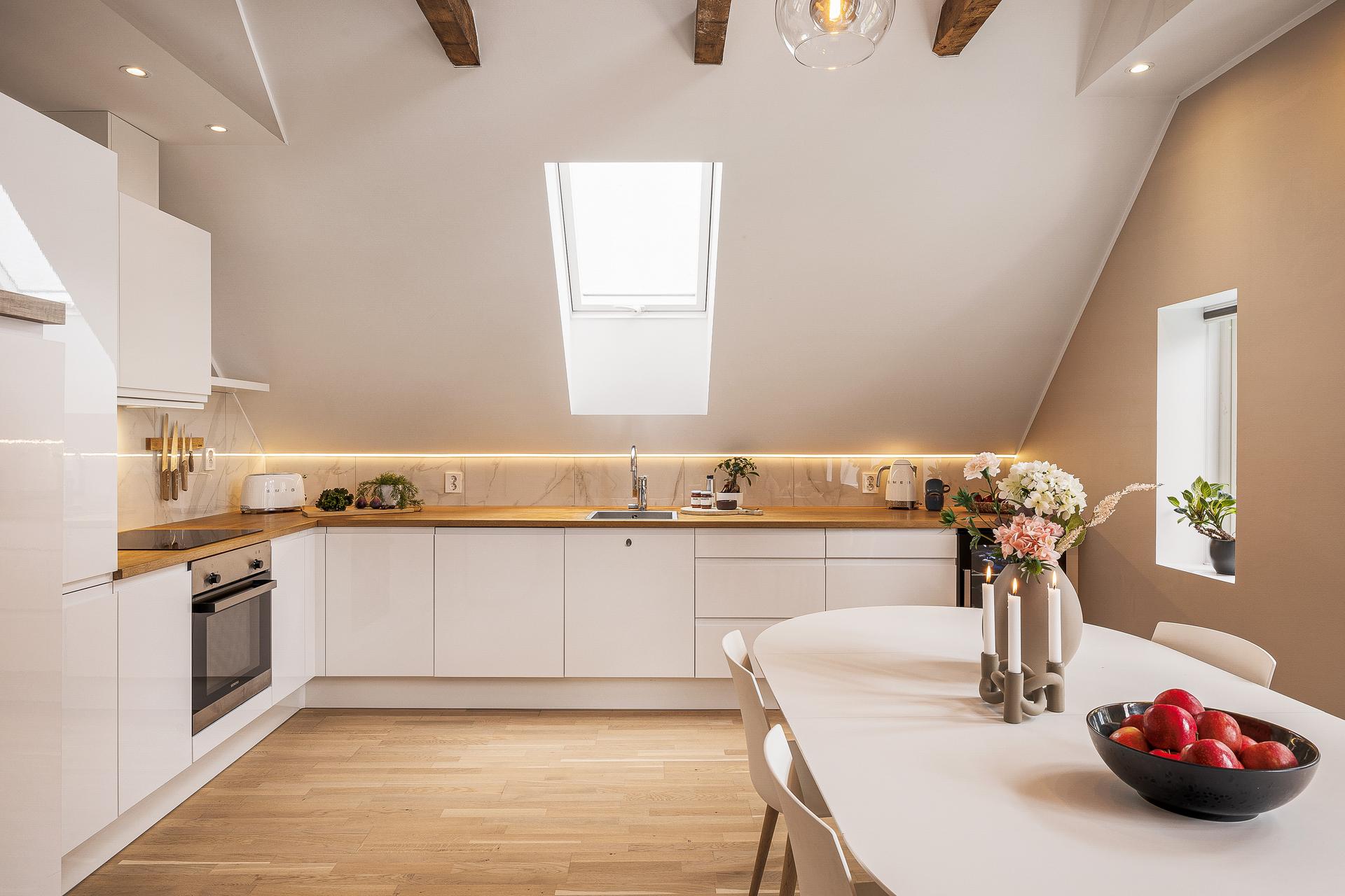 I andre enden av stuen ser vi at det er åpen løsning mot det lekre designkjøkkenet levert av Mobalpa.