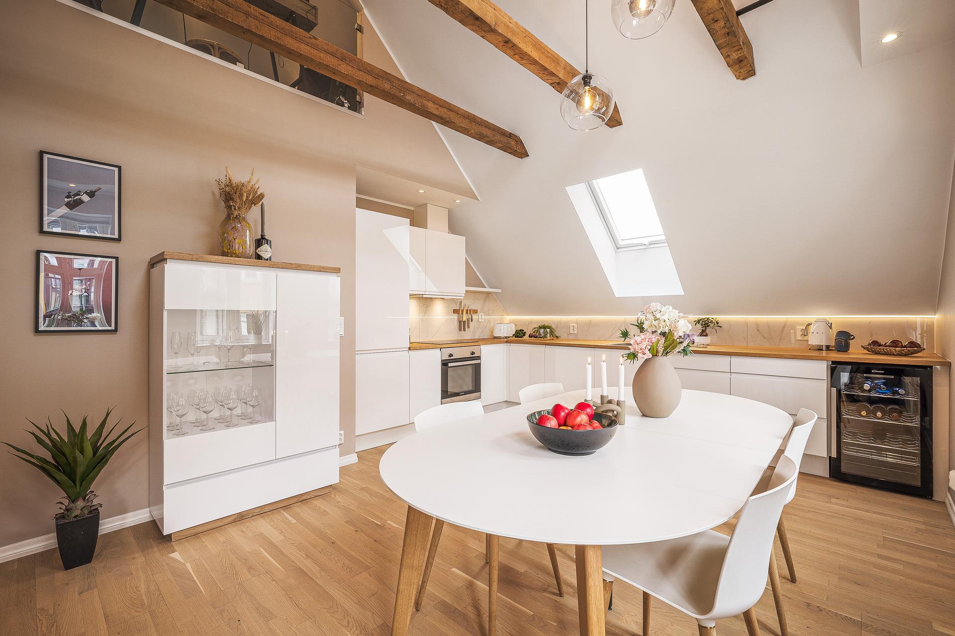Oppsummert et usedvanlig lekkert kjøkken som absolutt vil gi husets kokk gode arbeidsforhold. 