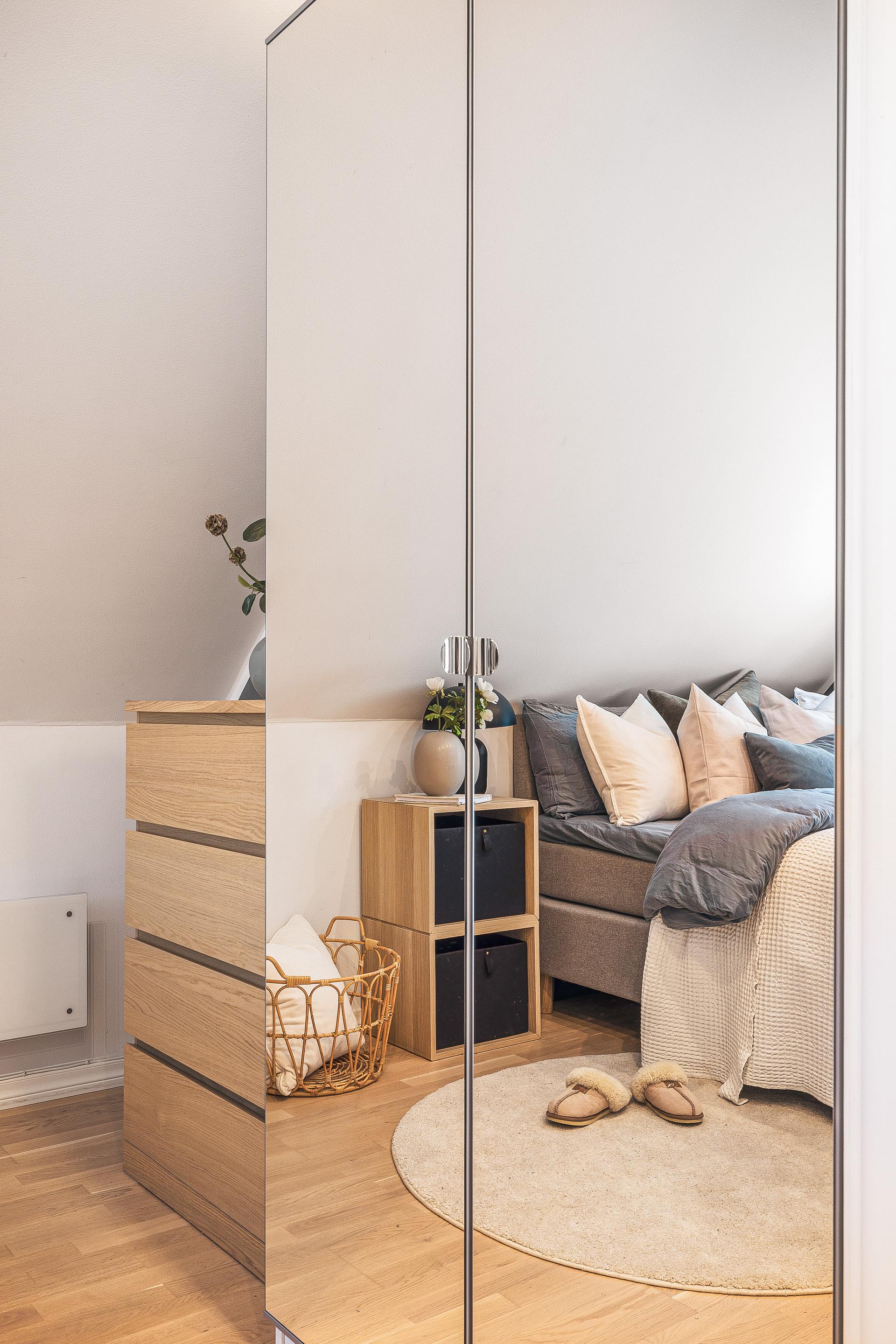 Dette rommet har også medfølgende garderobe med speilfronter.