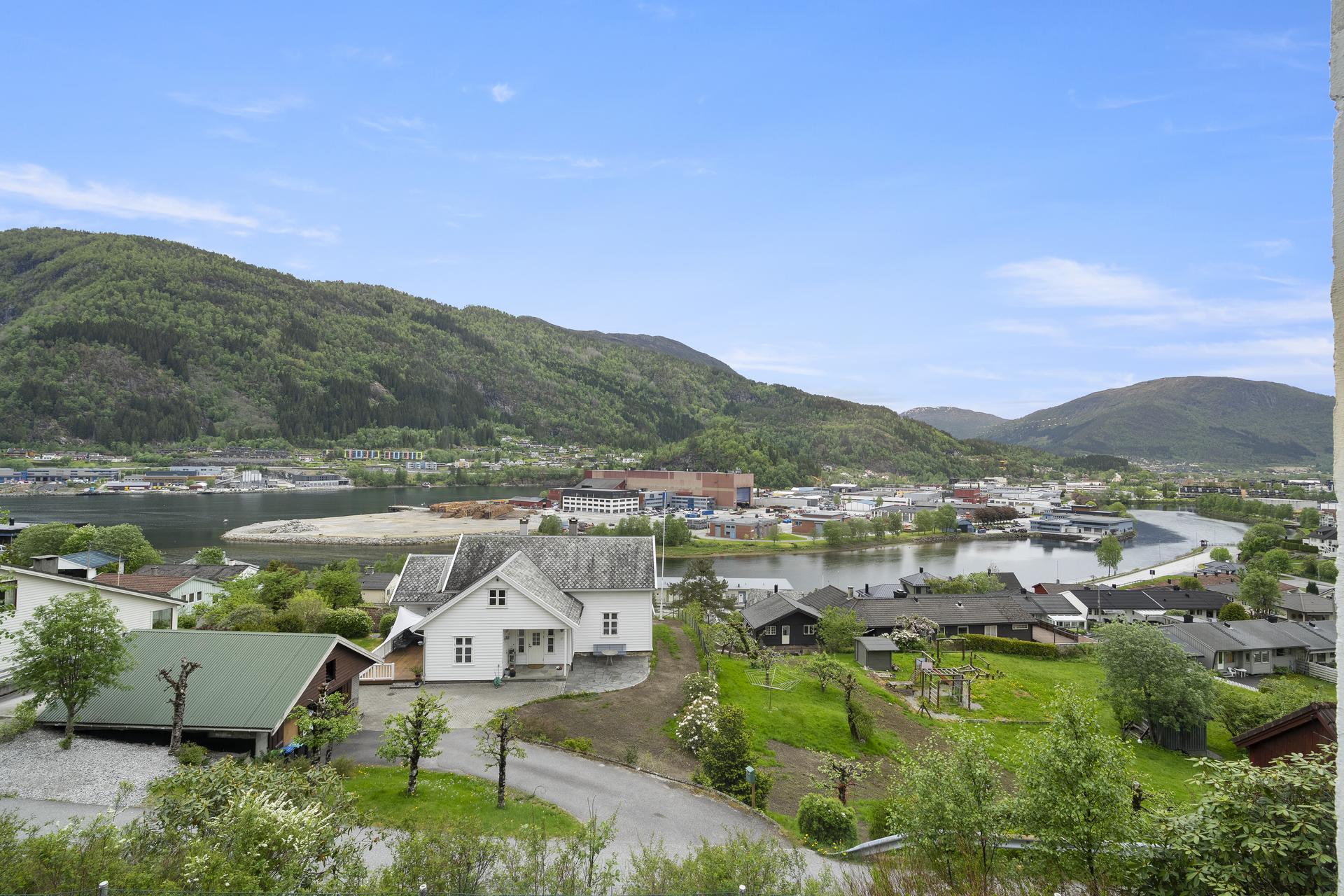 - Fra stue er det nydelig utsikt mot Førdefjorden - 