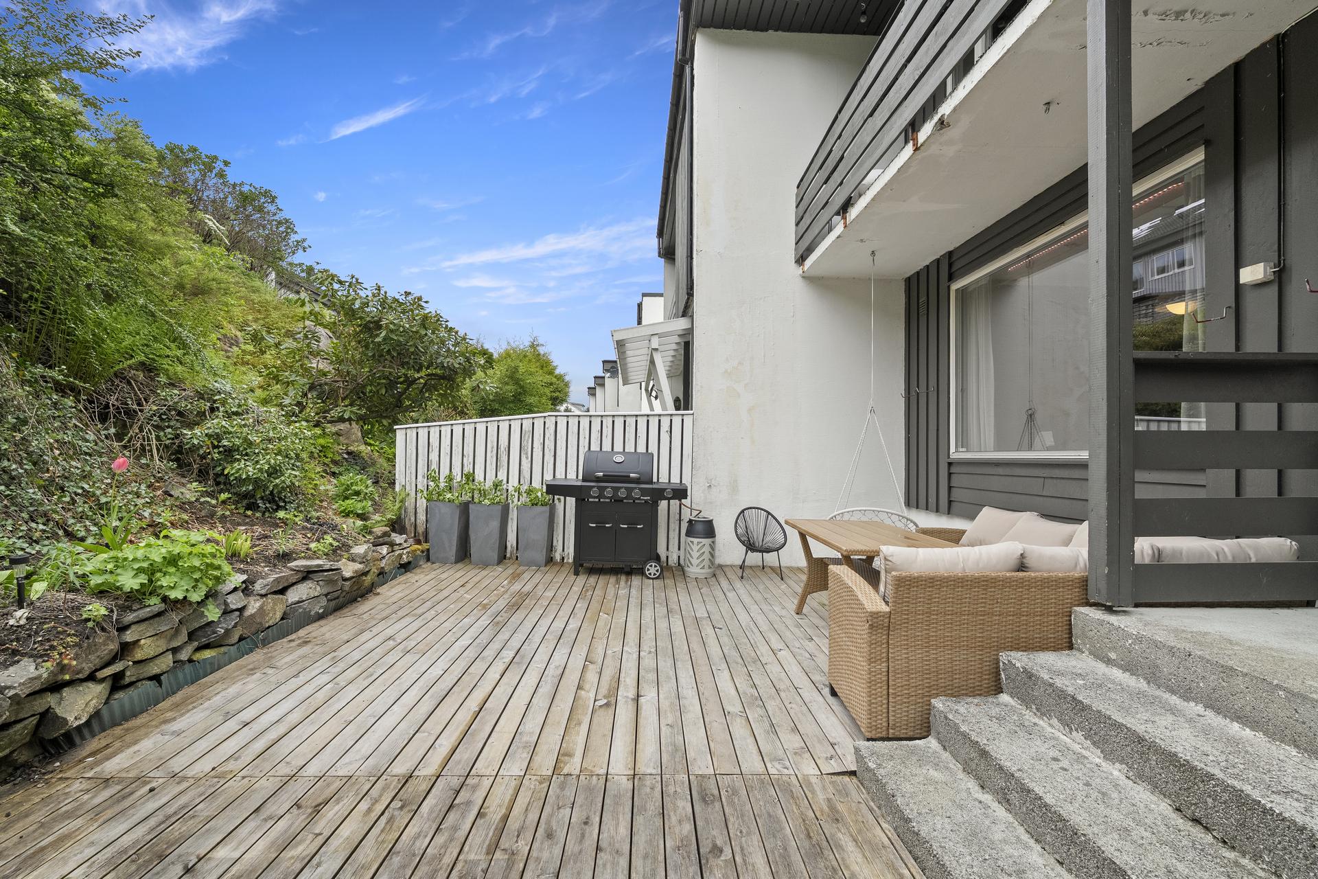 - I 1.etg er det utgang til stor delvis overbygd terrasse på 28m2 - 