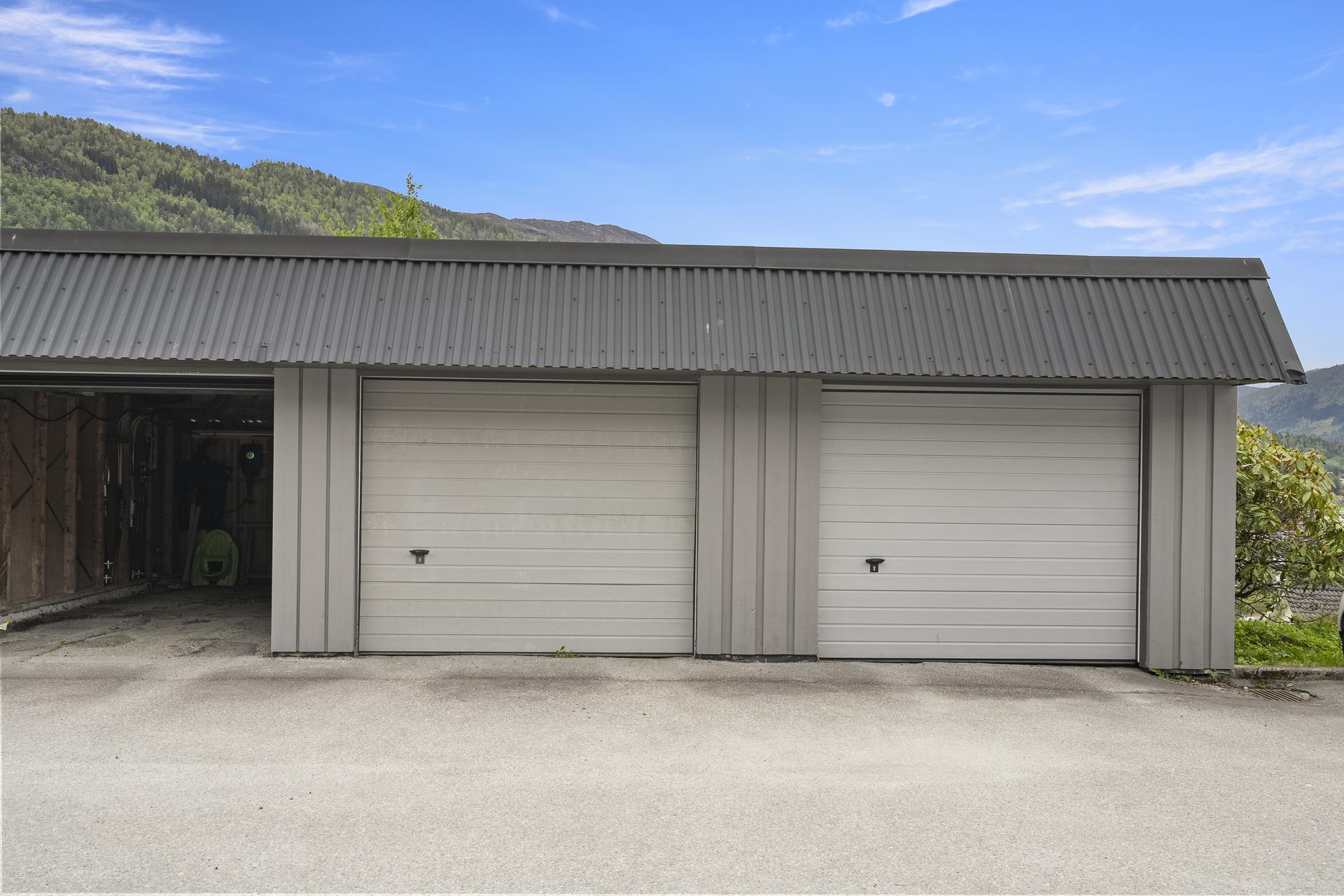 - Andelen disponerer egen garasje på 16m2 - 