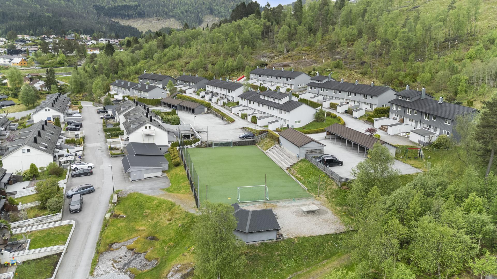 - Området har flere fine lekeplasser samt stor fotballbane, ypperlig med kort avstand for barna - 