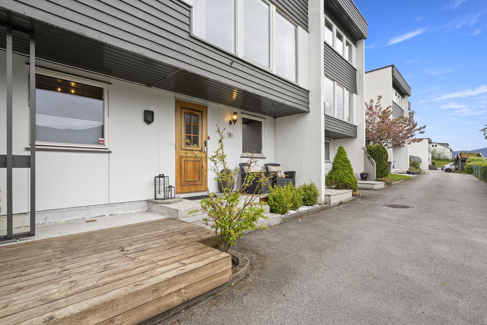 - Inngangspartiet har platting med totalt areal på 8m2 - 