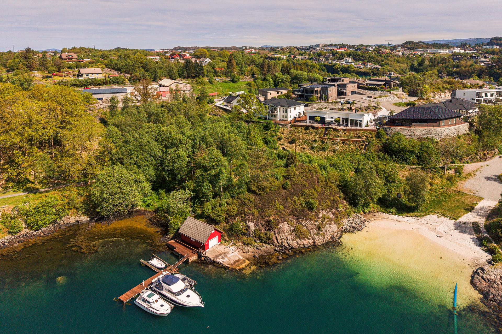 Fra boligen har du kort vei til flere badeplasser som bla Bildøystranden med muligheter for bading, kajakkpadling og båtliv