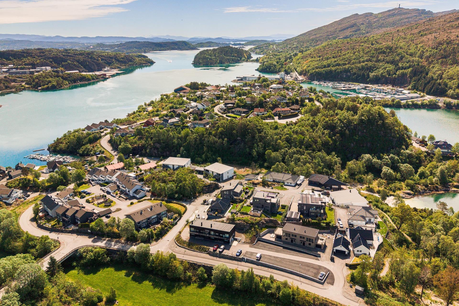 Boligen ligger flott til i et etablert boligområdet på Bildøy.