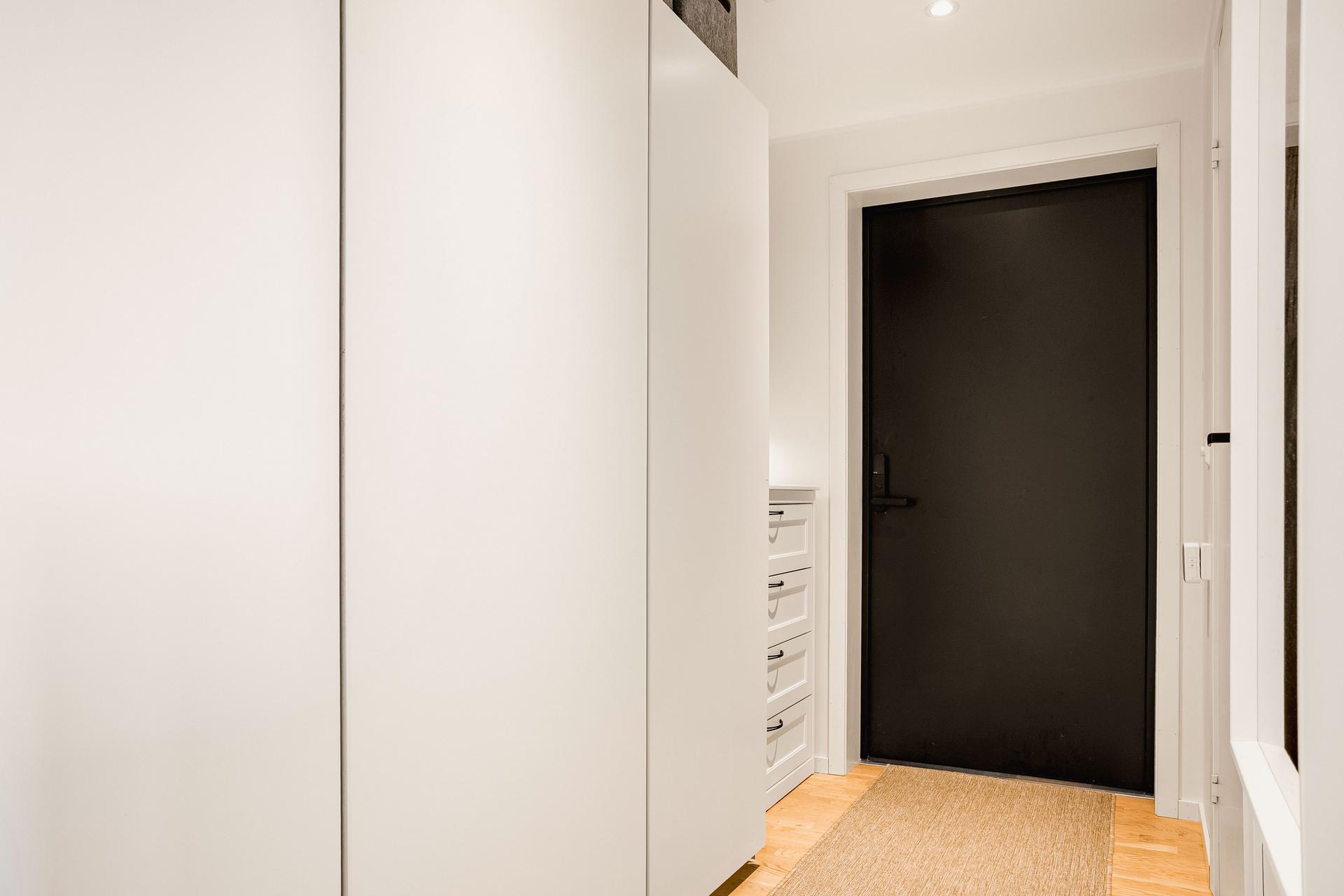 Både entré og hovedsoverommet har ny skyvedørsgarderobe fra Slide med IKEA innredning fra 2023.