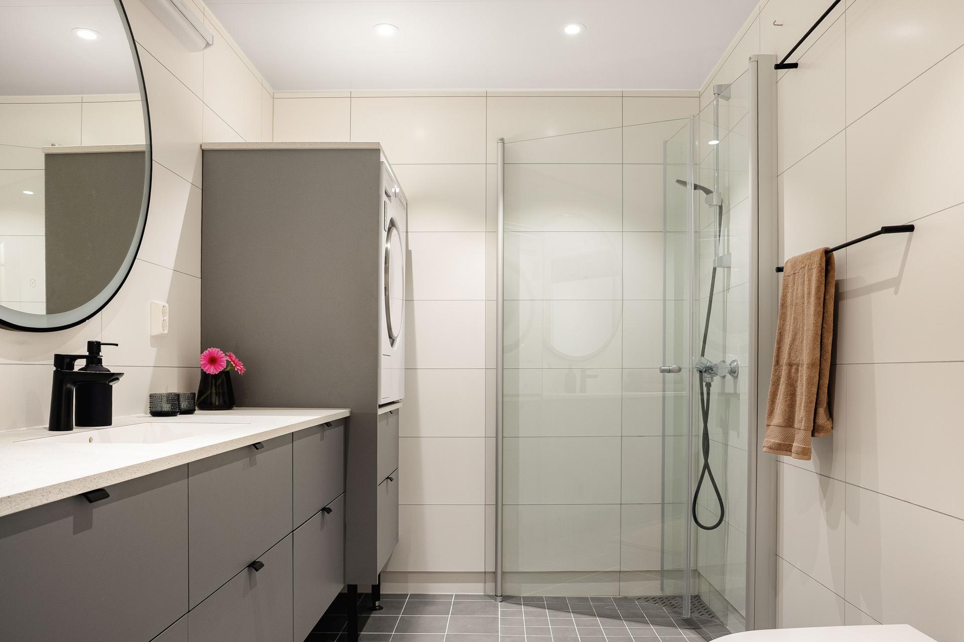 Badet ble oppgradert med ny HTH-innredning i 2023 og fremstår som moderne, elegant og svært funksjonelt.