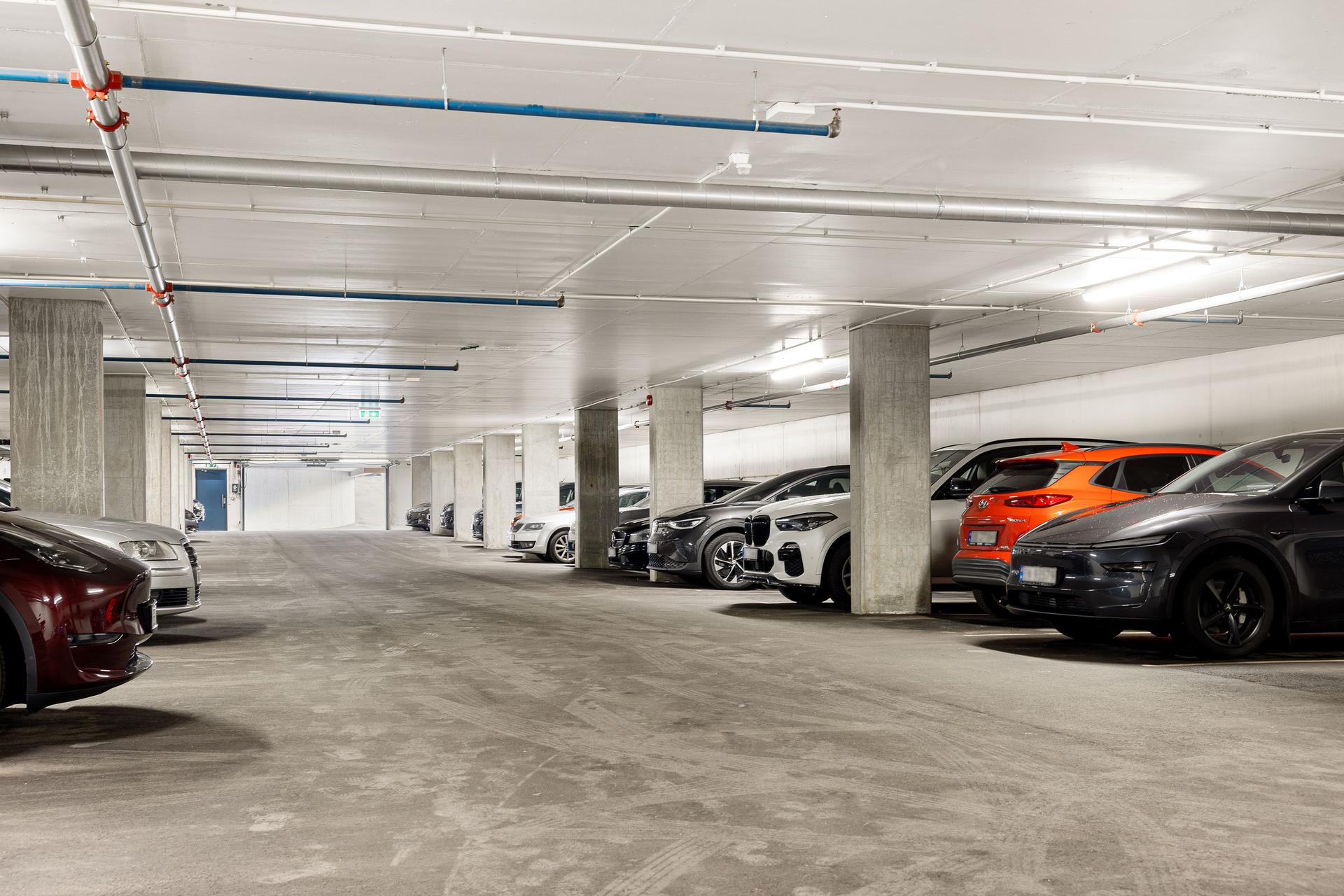 Parkeringsgarasjen i borettslaget inneholder ca. 114 parkeringsplasser hvor 16 er knyttet til enkelte andeler, 8 HC parkeringsplasser, 17 gjesteparkeringsplasser, eventuelt 2-3 parkeringsplasser til bildeling, og de resterende er frie parkeringsplasser. 