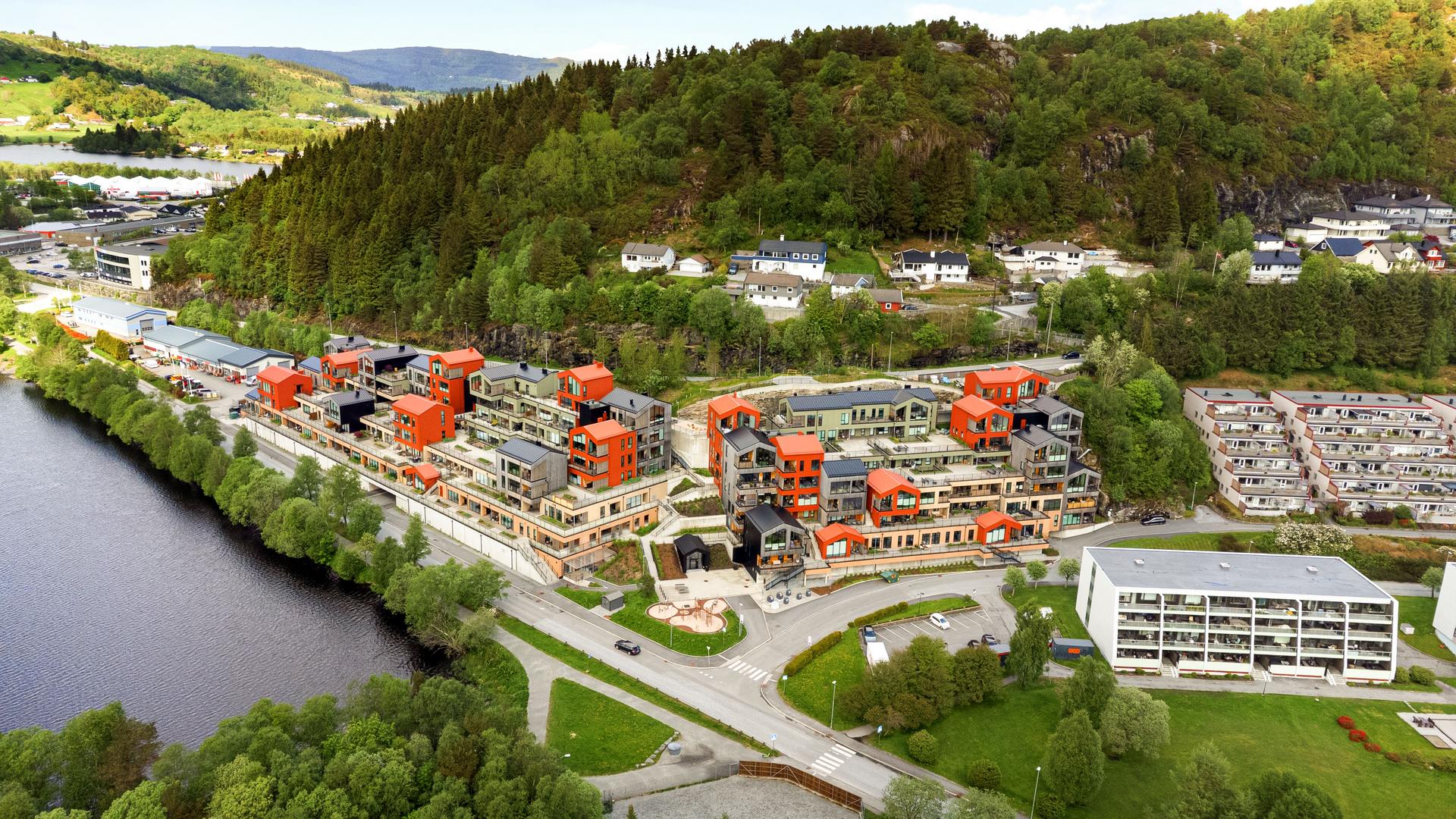 En sjelden kombinasjon av naturnær beliggenhet og sentral tilgjengelighet gjør området svært attraktivt.
