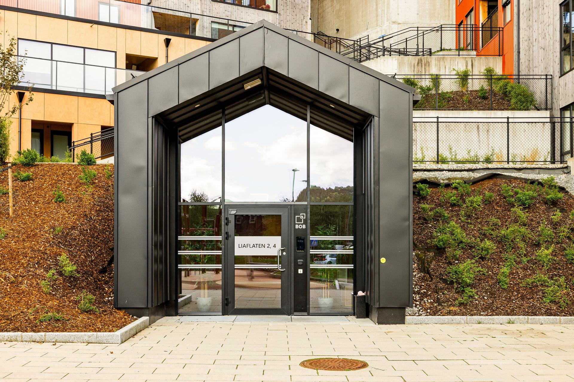 Moderne og representativ hovedinngang som ønsker deg velkommen hjem til Liaparken.